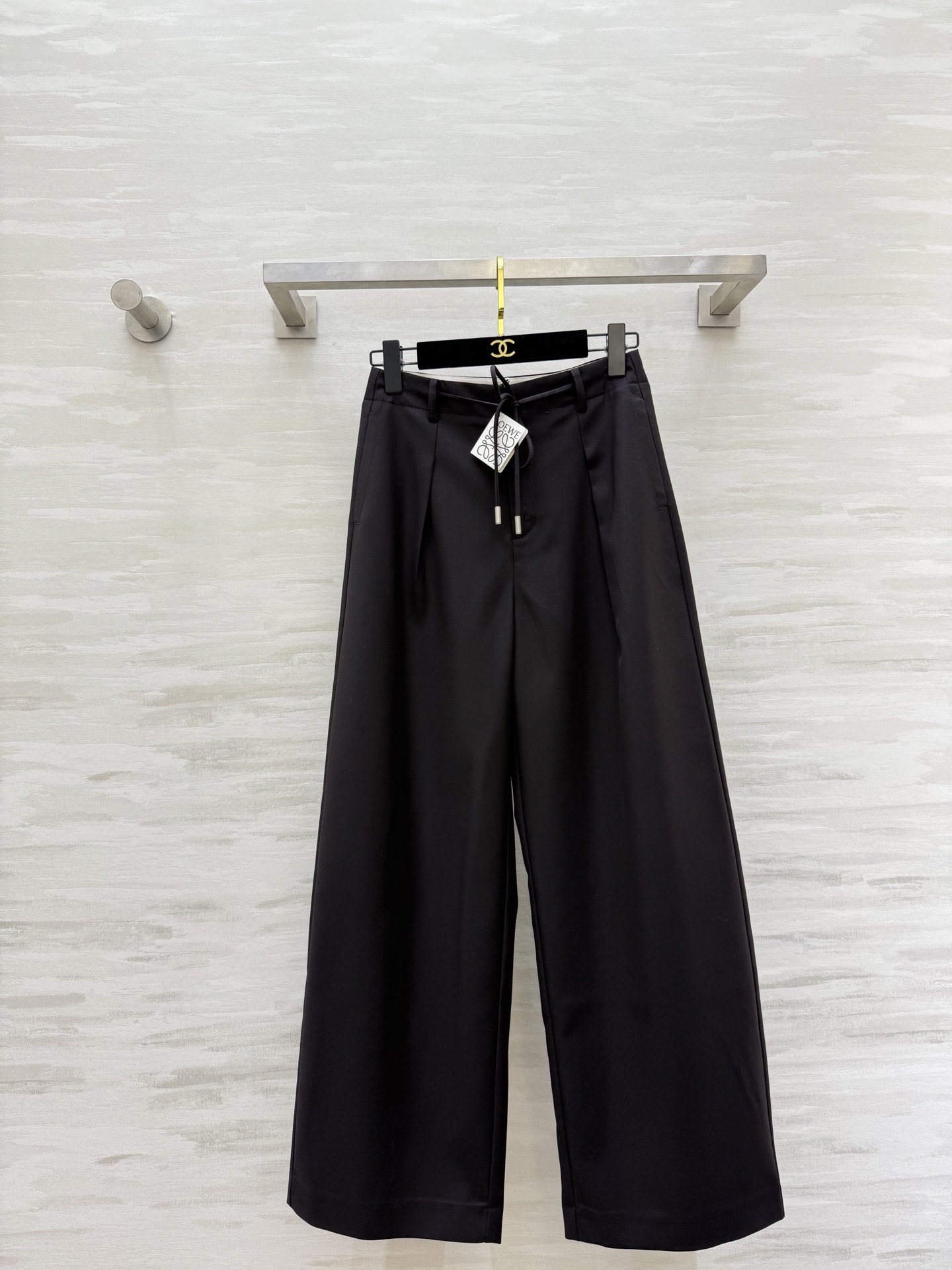 NO:732520,#Loew spring and summer new style straight-leg strappy trousers, high-quality customization, available in stock, size 26/27/28/29/30 (27 waist 68, trouser length 101),,loewe,19860909#Loew春夏新款 直筒绑带西裤 高品质定制 现货首发size26/27/28/29/30（27腰围68,裤长101）,,loewe,,Women's clothing