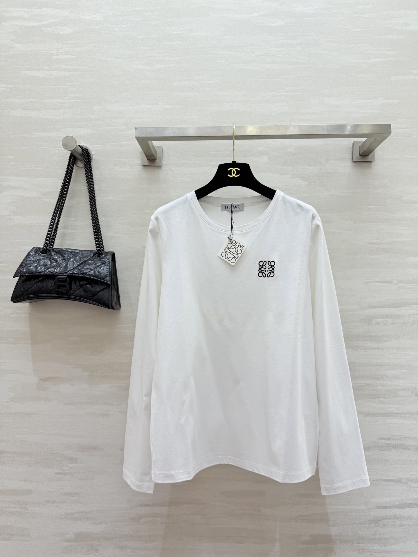 NO:732514,#Loew new spring and summer long-sleeved T-shirt made of pure cotton, soft and skin-friendly, breathable and durable!  The round neck design is simple and versatile. The logo embroidery on the chest is very detailed. The loose fit is OK to wear alone or layered. High-quality customization. Available in stock first size S/M/L (S size bust 102, length 69), loewe, tees, t-shirt,19860909#Loew春夏新款 长袖T恤 纯棉材质柔软亲肤 透气又耐穿！圆领设计简约百搭 胸前logo刺绣超有细节感 宽松版型 单穿或叠穿都很OK 高品质定制 现货首发sizeS/M/L（s码胸围102,衣长69）,,loewe,tees，t-shirt,,Women's clothing