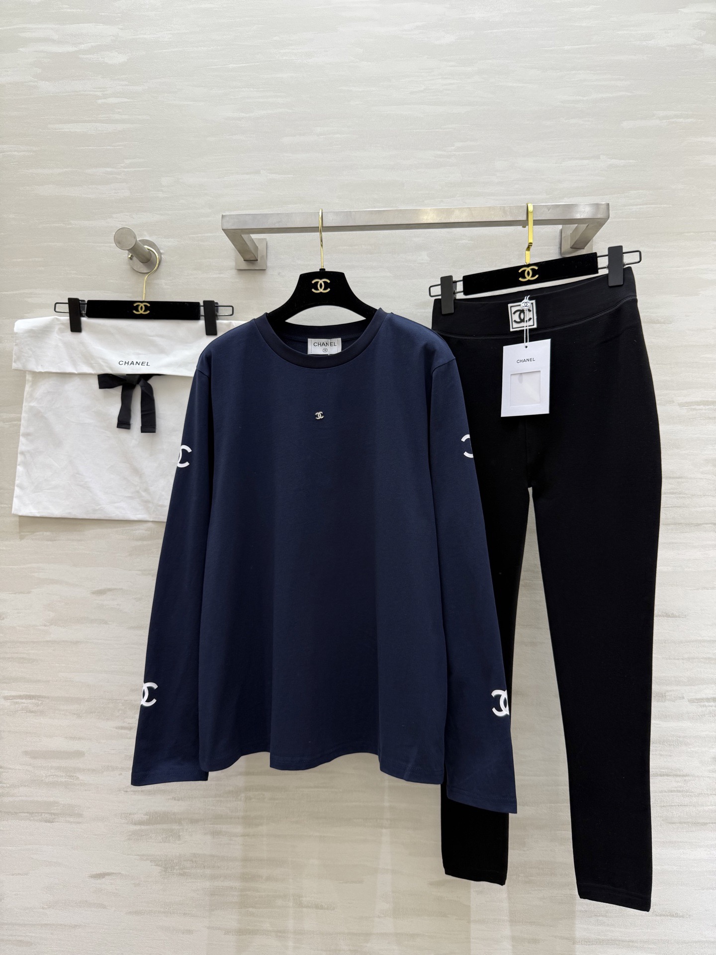 NO:732495,#Chane new style long-sleeved top for all seasons. Customized pure cotton fabric. Loose Os version. High quality customization. Available in stock. Size S/M/L (M size shoulder width 46, bust 104, length 69),,chanel,19860909#Chane新款 长袖上衣 四季穿 定制纯棉面料 宽松Os版型 高品质定制 现货首发sizeS/M/L（M码肩宽46,胸围104,衣长69）,,chanel,,Women's clothing