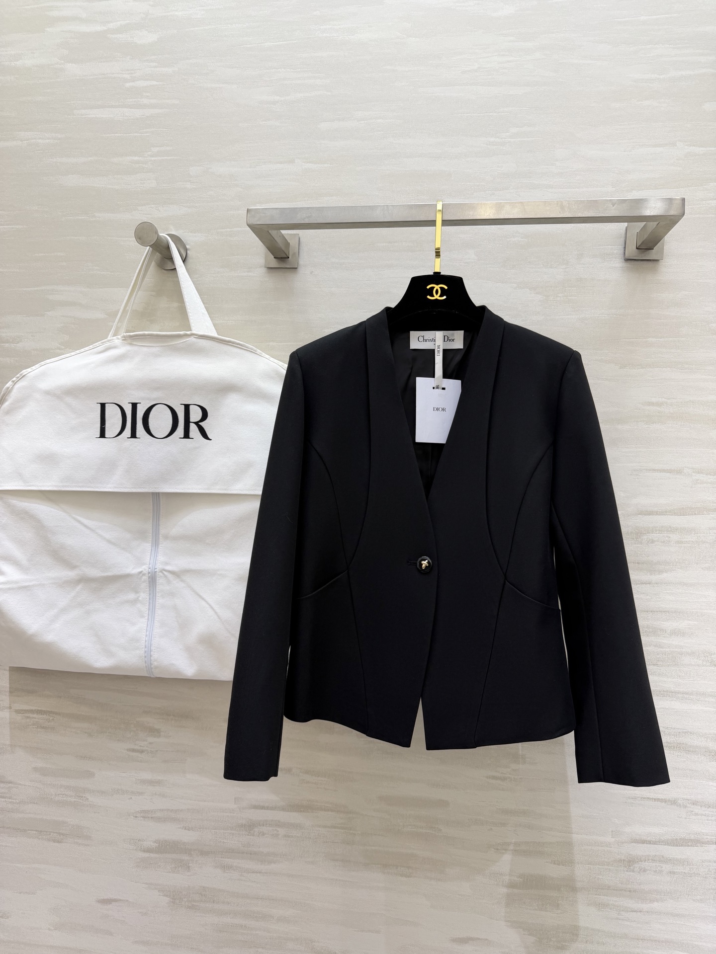 NO:732529,#Dio's new spring and summer style v-neck minimalist suit jacket is made of high-quality silk wool fabric, neatly tailored, simple and elegant, collarless one-button design, smooth lines, slim fit and elegant, the fabric is light and breathable, super comfortable to wear in spring and summer!  It can be easily used in commuting, workplace, and formal occasions!  High-quality customization, available in stock first size S/M/L/XL/XXL (S size bust 86, length 53), dior, jackets & coats, business suit,19860909#Dio春夏新款 v领极简西装外套 采用高品质丝毛面料 剪裁利落 简约优雅 无领一粒扣设计 线条流畅 修身显气质 面料轻盈透气 春夏穿超舒服！通勤、职场、正式场合都能轻松驾驭！高品质定制 现货首发sizeS/M/L/XL/XXL（s码胸围86,衣长53）,,dior,jackets & coats,business suit,,Women's clothing