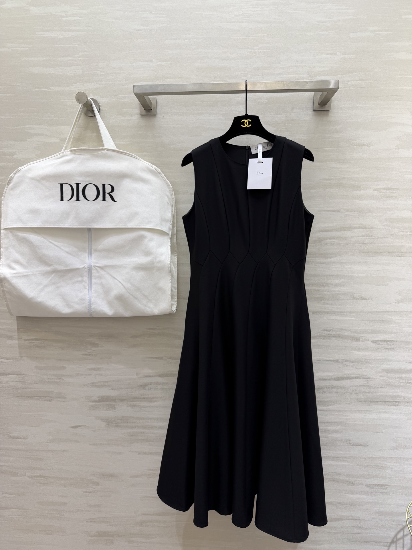 NO:732494,#Dio new spring and summer sleeveless dress, simple and elegant, exquisite tailoring!  The waist dividing line design modifies the figure, the skirt drapes naturally, the French style is full of high-quality customization, the first stock size is S/M/L/XL/XXL (S size bust 84, skirt length 110),, dior, skirts,19860909#Dio春夏新款 无袖连衣裙 简约优雅 剪裁精致！腰部分割线设计修饰身形 裙摆自然垂坠 法式气质满满高品质定制 现货首发sizeS/M/L/XL/XXL（s码胸围84,裙长110）,,dior,skirts,,Women's clothing
