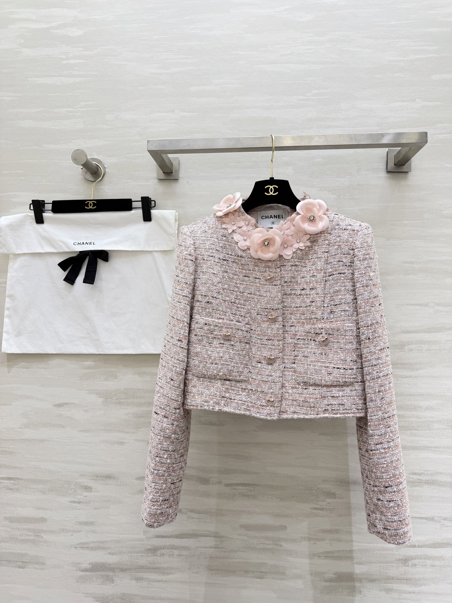NO:732482,#Chane Early spring new style, high-end three-dimensional flower-embellished wool blended tweed jacket, high-quality customization, ready for sale, sizeS/M/L (S size shoulder width 36, bust 96, length 40),,chanel,jackets & coats,19860909#Chane早春新款 高级立体花朵点缀羊毛混纺花呢外套 高品质定制 现货首发sizeS/M/L（s码肩宽36,胸围96,衣长40）,,chanel,jackets & coats,,Women's clothing