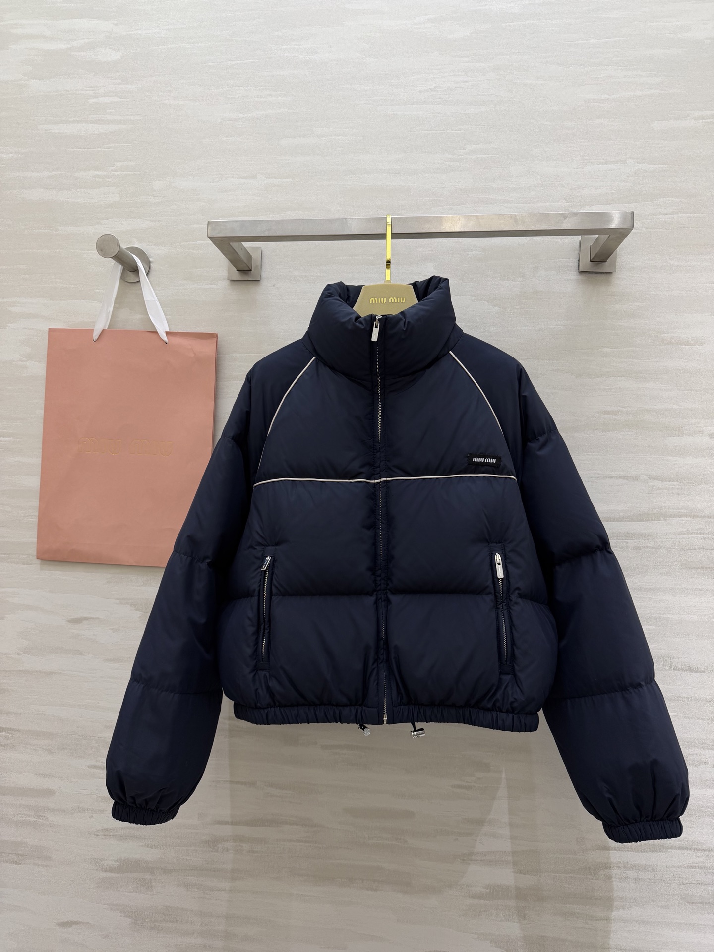 NO:732469,Comes with dust bag #MiuMi short down jacket. Original version. Navy blue + white lines are simple and recognizable. High-quality white goose down filling. Perfect warmth retention. Stand-up collar design is windproof and practical. Short cut to optimize body proportions. The micro-logo embroidery on the chest is super detailed, low-key and high-end. It can be easily used for daily commuting and leisure!  Pair it with jeans or a skirt for a sweet and cool daughter-in-law look!  High-quality customization, available in stock first size S/M/L (S size bust 112, length 55),,miumiu,skirts,jeans,down jacket,19860909配防尘袋#MiuMi短款羽绒服 原版对版 藏蓝色+白色线条简约又有辨识度 高品质白鹅绒填充 保暖力满分 立领设计防风又实用 短款剪裁优化身材比例 胸前微标刺绣超有细节感低调又高级 日常通勤、休闲都能轻松驾驭！搭配牛仔裤或裙装,甜酷千金风get！高品质定制 现货首发sizeS/M/L（s码胸围112,衣长55）,,miumiu,skirts,jeans,down jacket,,Women's clothing