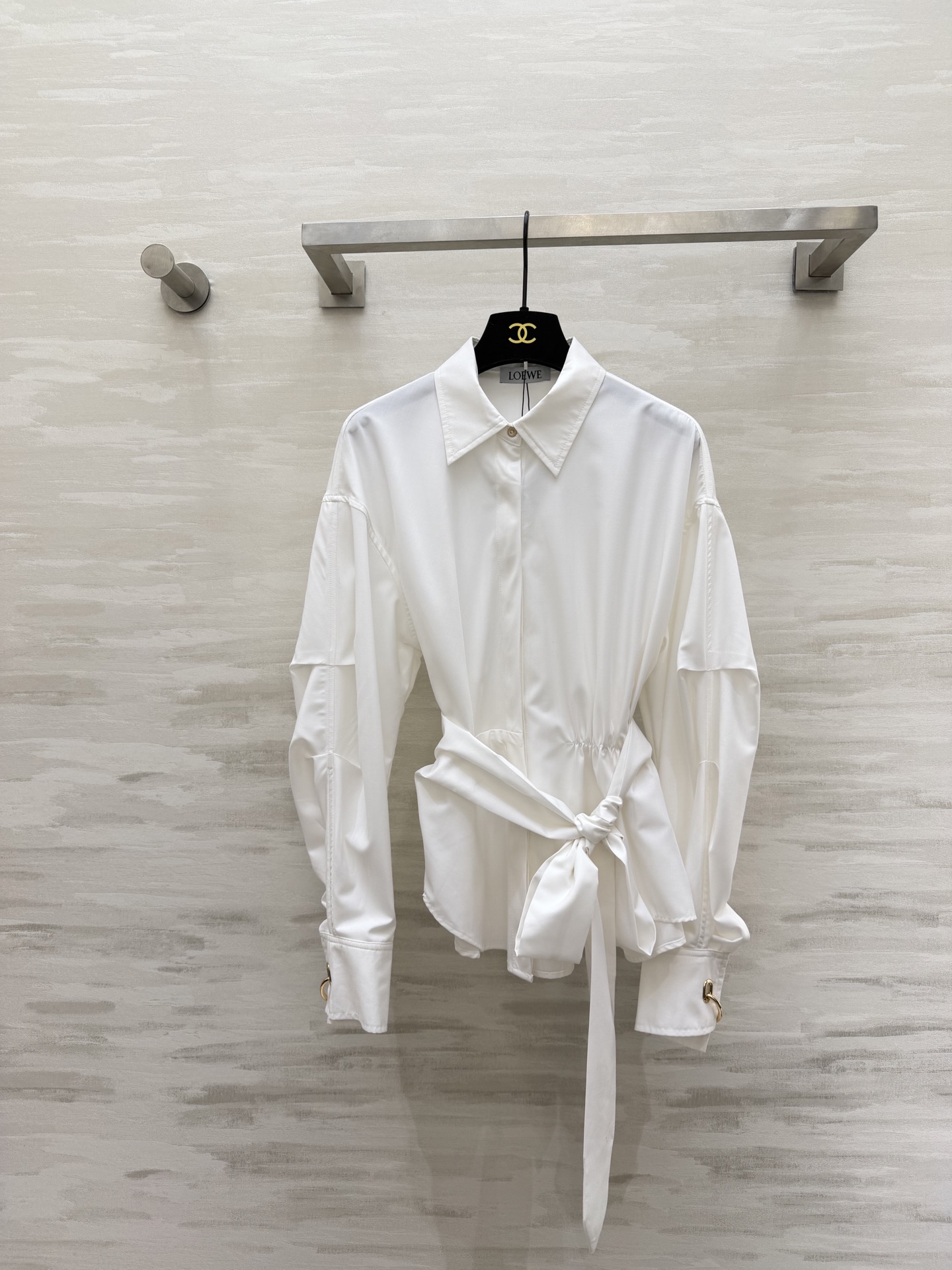 NO:732463,#Loew spring and summer new style strap waist shirt, strap design to slim the waist, exquisite and high-end metal round buttons on the cuffs, full design of lantern sleeves, high quality, available in stock first size S/M/L/XL (S size shoulder width 52, bust 102, length 65),,loewe,19860909#Loew春夏新款 绑带收腰衬衣 绑带设计收腰显瘦 袖口金属圆扣精致高级 灯笼袖设计感十足 高品质 现货首发sizeS/M/L/XL（s码肩宽52,胸围102,衣长65）,,loewe,,Women's clothing