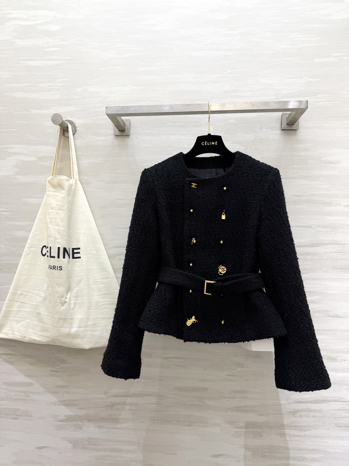 NO:732448,#CELIN Liu Shishi's same style Arc de Triomphe series cashmere jacket black cashmere blend is soft and comfortable. The molded gold Arc de Triomphe logo buttons are perfect details. The slightly raised lapel collar is elegant and relaxed. It can be easily worn for commuting or formal occasions!  The belt design enhances the body shape!  Liu Shishi's same style, both temperament and fashion, high-quality customization, available now, size 36/38/40 (shoulder width 38, bust 82, length 55),,celine,jackets & coats,jackets & coats,19860909#CELIN 刘诗诗同款 凯旋门系列 羊绒夹克外套黑色山羊绒混纺柔软又舒适 开模金色凯旋门Logo纽扣细节满分 微翘驳领优雅又松弛 通勤或正式场合都能轻松驾驭！腰带设计修饰身形层次感up！刘诗诗同款 气质与时尚兼具 高品质定制 现货首发size36/38/40（36码肩宽38,胸围82,衣长55）,,celine,jackets & coats,jackets & coats,,Women's clothing