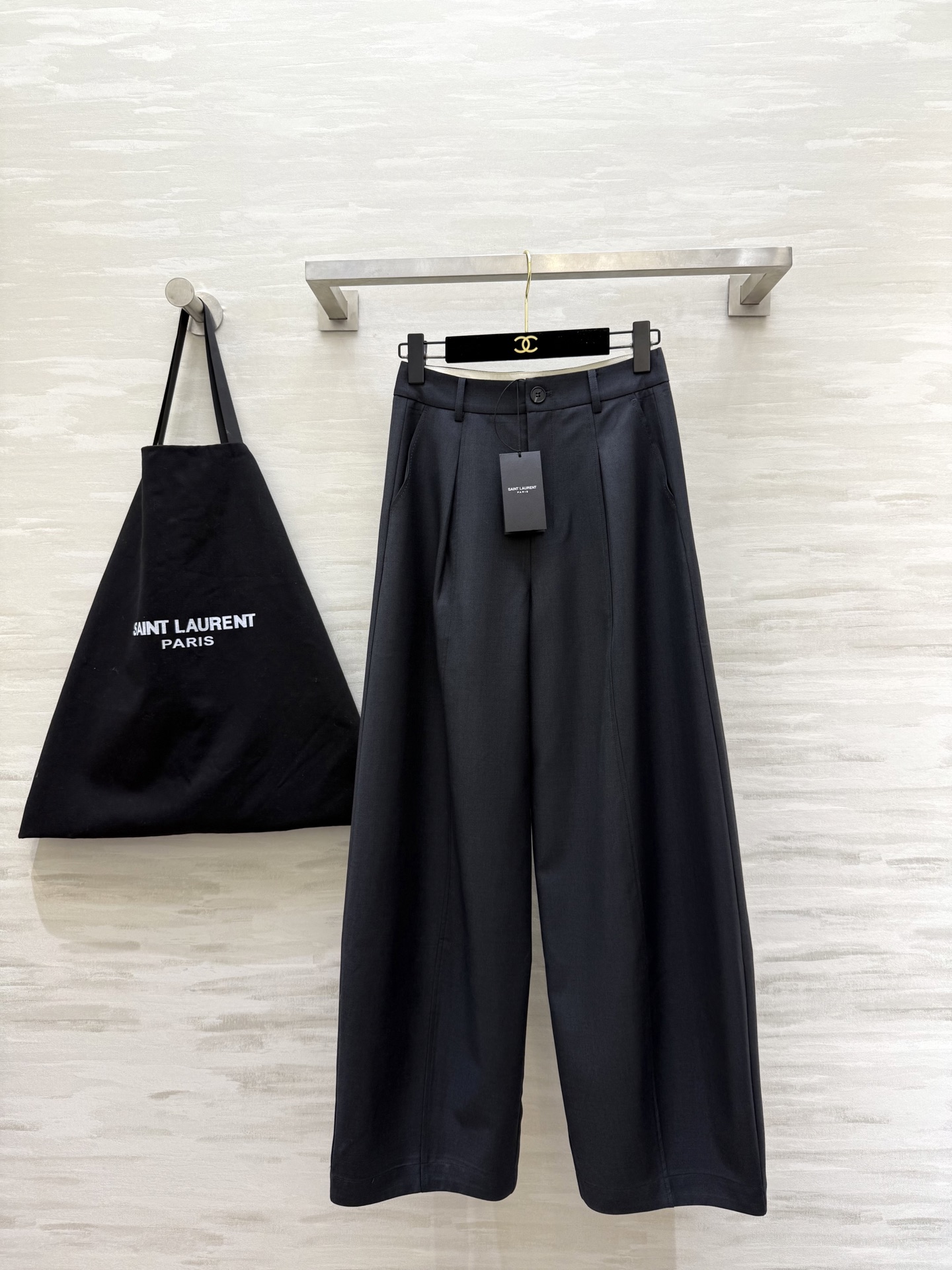 NO:732444,#ysl spring and summer new style suit wide-leg scimitar trousers super invincible trousers high-end slimming high-quality customized ready stock size 26/27/28/29/30 (size 26 waist 66, trouser length 102),, saint laurent, business suit,19860909#ysl春夏新款 西装阔腿弯刀裤 超级无敌裤型 高级显瘦 高品质定制 现货首发size26/27/28/29/30（26码腰围66,裤长102）,,saint laurent,business suit,,Women's clothing