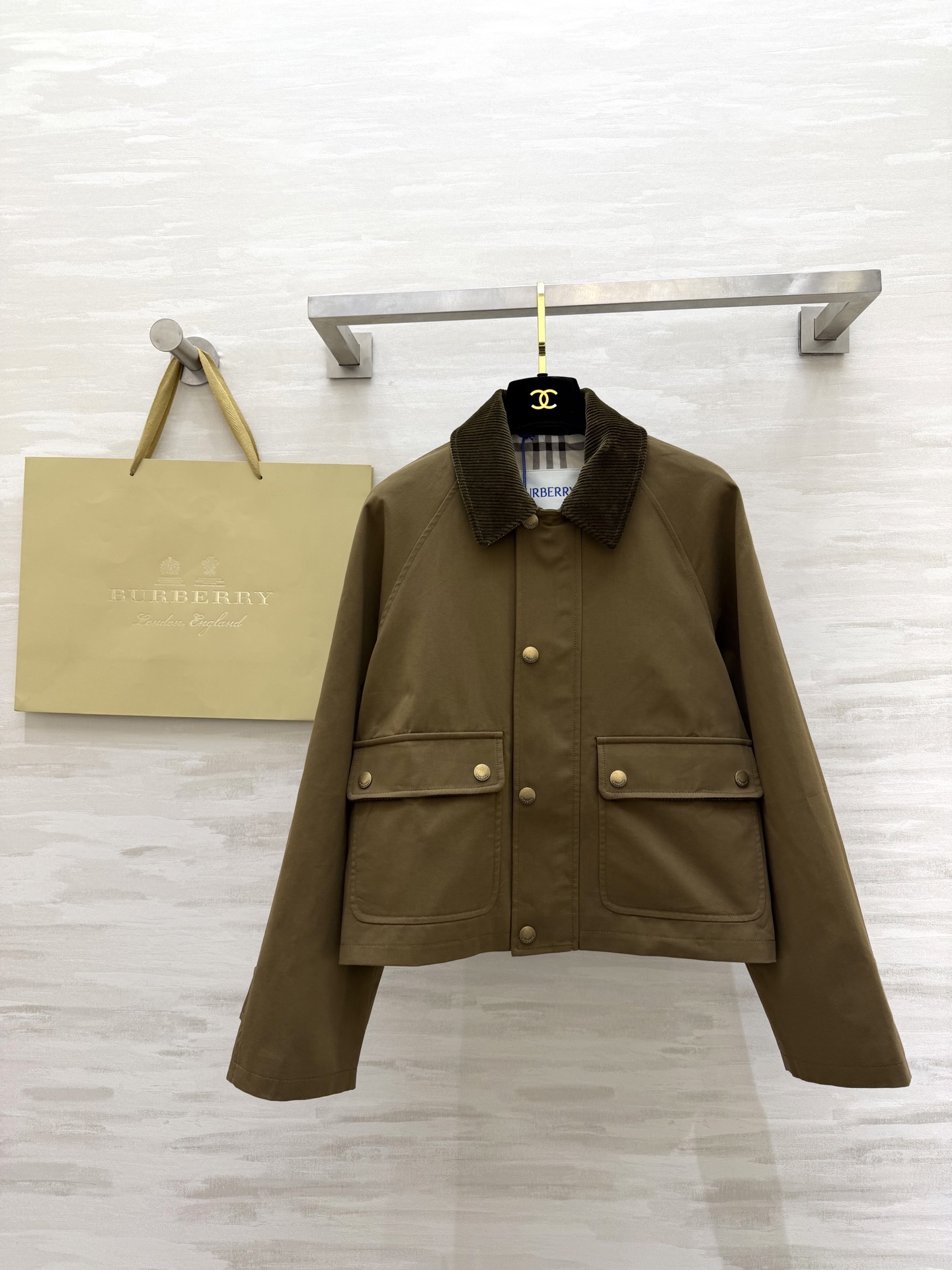 NO:733139,#Burberr’s new barn style jacket. Classic cotton twill fabric with brown corduroy lapels. Retro and practical. Short design + double flap pockets. Old hardware zipper buttons. Full marks for details!  Raglan long sleeves, comfortable to wear, windproof and breathable, perfect for spring and autumn, easy to match with jeans or casual pants, whether commuting or outdoors, straightforward and elegant, versatile and easy to match, high-quality customization, available in stock first size S/M/L/XL (M size bust 98, length 50), burberry, jeans, jackets & coats,19860909#Burberr新款巴恩风夹克 经典棉质斜纹面料搭配棕色灯芯绒翻领 复古又实用 短款设计+双翻盖口袋 做旧五金拉链纽扣 细节满分！插肩式长袖 穿着舒适 防风透气 春秋季节超适合 无论通勤还是户外 都能轻松搭配牛仔裤或休闲裤 率性优雅 百搭不挑人 高品质定制 现货首发sizeS/M/L/XL（M码胸围98,衣长50）,,burberry,jeans,jackets & coats,,Women's clothing