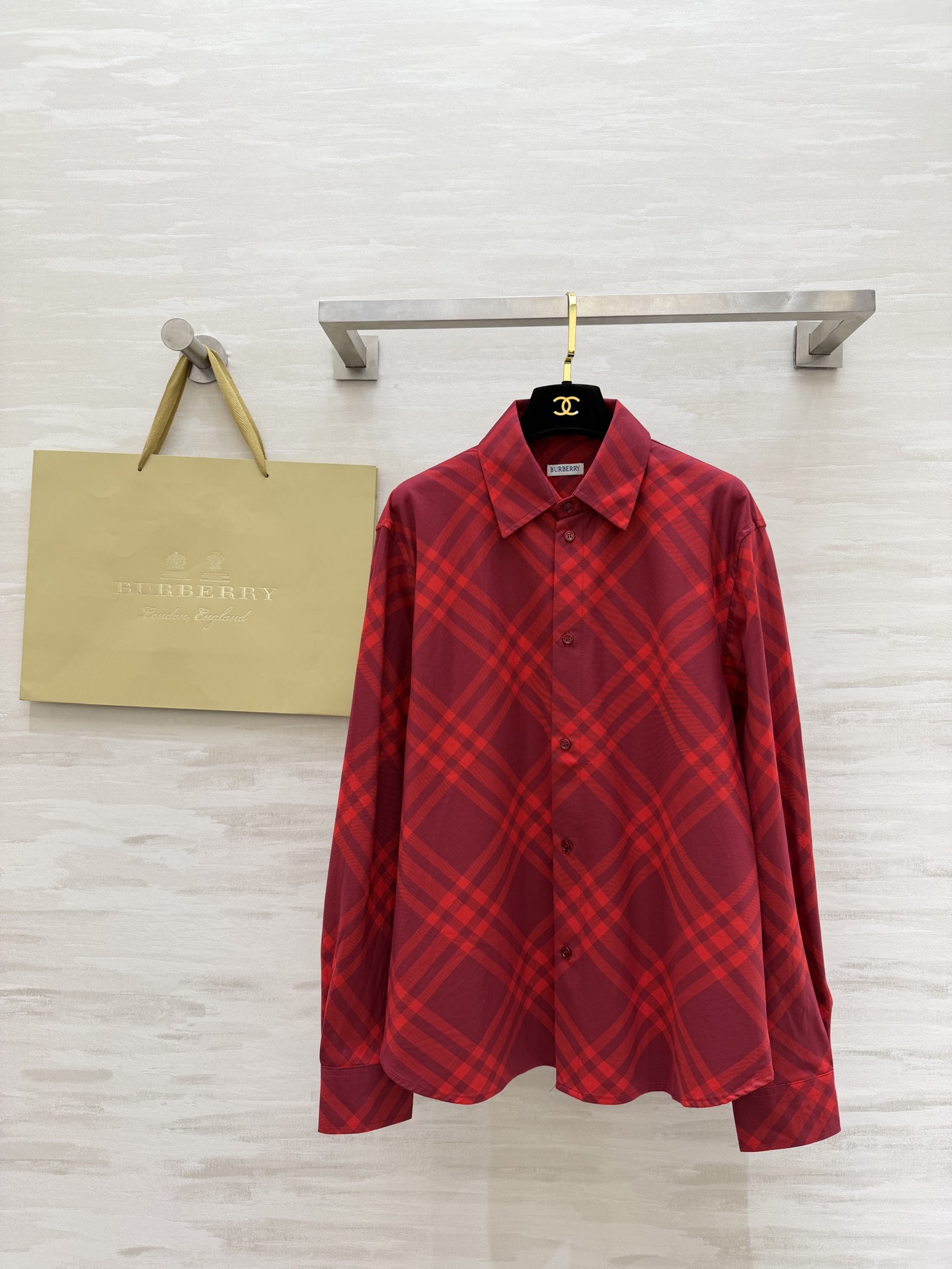 NO:733105,#Burberr new plaid shirt, classic plaid design, soft and breathable cotton fabric, comfortable to wear, single-breasted button + lapel, exquisite details, collar buttons to prevent curling, diagonal plaid pattern is very recognizable, loose H-shaped cut, accommodates a variety of body types, can be easily managed for daily commuting or leisure, looks great with jeans or short skirts, easily creates a British fashion atmosphere, high-quality customization  Available in stock now: size 4/6/8/10/12 (UK4 shoulder width 43, bust 110, length 66), burberry, skirts, jeans,19860909#Burberr新款 格纹衬衣 经典格纹设计 棉质面料柔软透气穿着舒适 单排扣+翻领 细节精致 领边纽扣防止卷边 斜对格纹超有辨识度 宽松H型剪裁 包容多种身材 日常通勤或休闲都能轻松驾驭 搭配牛仔裤或短裙都很出彩 轻松打造英伦时尚氛围感 高品质定制 现货首发size4/6/8/10/12（uk4肩宽43,胸围110,衣长66）,,burberry,skirts,jeans,,Women's clothing