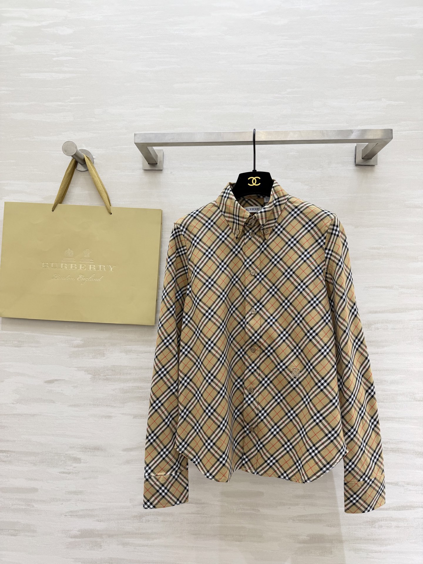 NO:733120,#Burberr's new twill plaid shirt is designed with the iconic twill pattern and is full of British style. It is combed cotton and is super comfortable to wear. It can be easily paired with jeans or casual pants for daily commuting and casual outings. It is stylish when worn alone or opened as a jacket. It is retro and fashionable!  High-quality customization, available in stock first size 4/6/8/10/12 (uk6 shoulder width 37, chest 90, length 63, burberry, jeans, jackets & coats,19860909#Burberr新款 斜纹格纹衬衣 采用标志性斜格纹设计英伦风满满 精梳棉 穿着超舒适 日常通勤、休闲出街都能轻松搭配牛仔裤或休闲裤 单穿或敞开当外套都很有型 复古又时髦！高品质定制 现货首发size4/6/8/10/12（uk6肩宽37,胸围90,衣长63,,burberry,jeans,jackets & coats,,Women's clothing