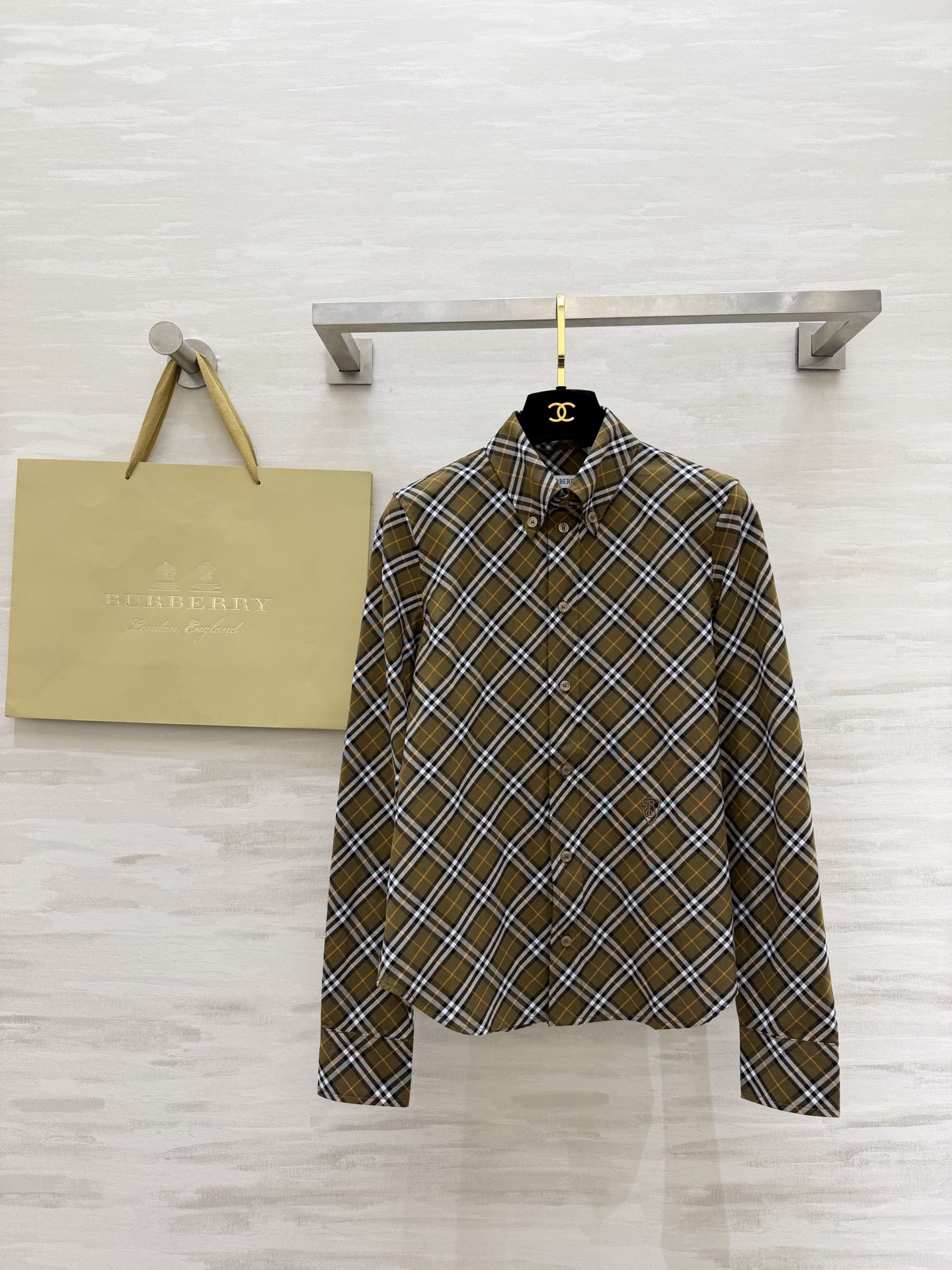 NO:733130,#Burberr's new twill plaid shirt is designed with the iconic twill pattern and is full of British style. It is combed cotton and is super comfortable to wear. It can be easily paired with jeans or casual pants for daily commuting and casual outings. It is stylish when worn alone or opened as a jacket. It is retro and fashionable!  High-quality customization, available in stock first size 4/6/8/10/12 (uk6 shoulder width 37, chest 90, length 63, burberry, jeans, jackets & coats,19860909#Burberr新款 斜纹格纹衬衣 采用标志性斜格纹设计英伦风满满 精梳棉 穿着超舒适 日常通勤、休闲出街都能轻松搭配牛仔裤或休闲裤 单穿或敞开当外套都很有型 复古又时髦！高品质定制 现货首发size4/6/8/10/12（uk6肩宽37,胸围90,衣长63,,burberry,jeans,jackets & coats,,Women's clothing