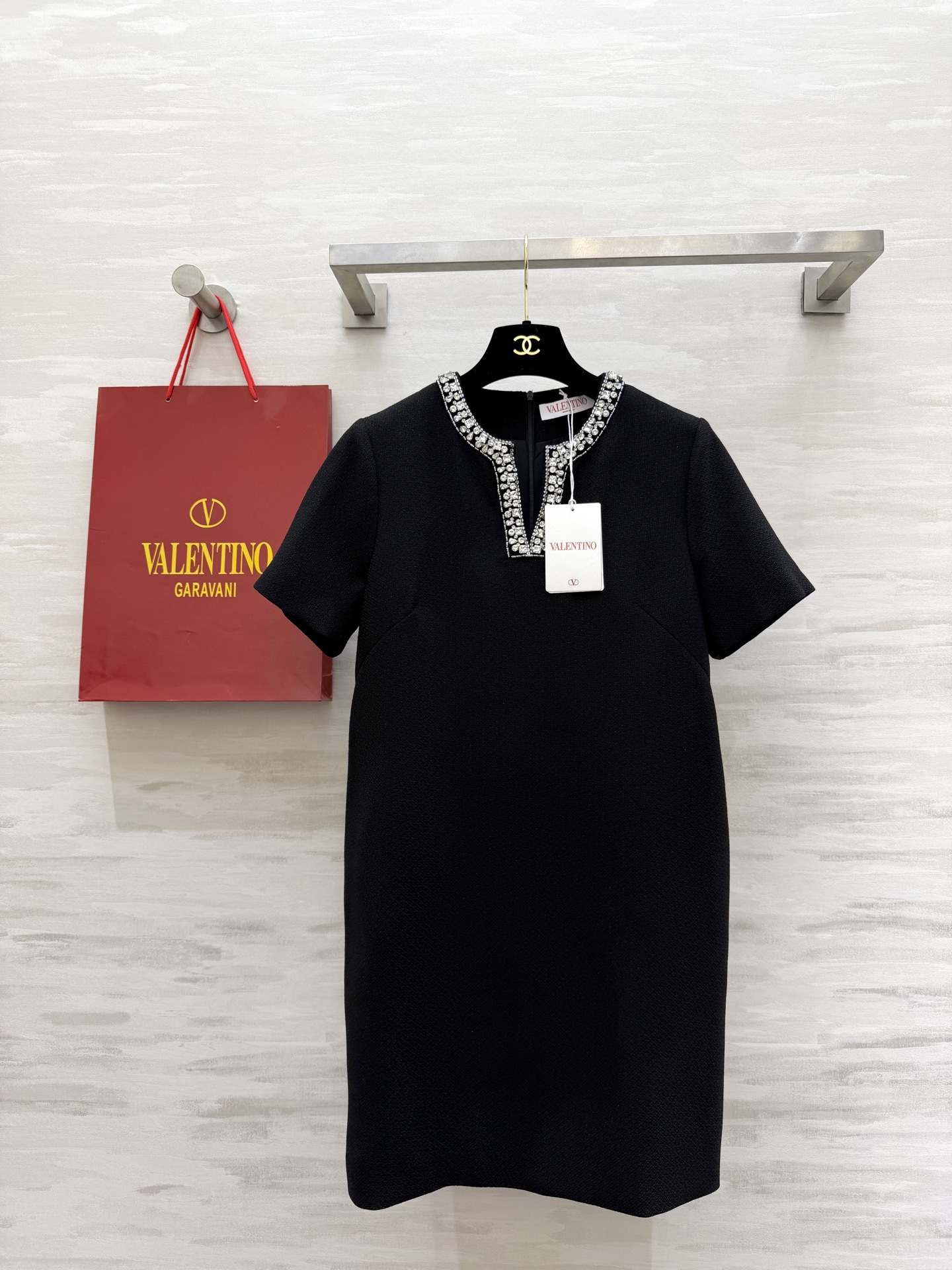 NO:733140,#Valentin's new spring and summer style short-sleeved beaded dress. The neckline is hand-made with ultra-fine beading. It is straight cut and has a moderate length. It can be worn in either casual style or celebrity style with ease!  It’s OK for daily use, parties, and formal occasions!  High-quality customization, available in stock first size S/M/L/XL (M size shoulder width 37, chest 94, length 87), valentino, skirts, T-shirt,19860909#Valentin春夏新款 短袖钉珠连衣裙 领口手工重工钉珠超精致 直筒剪裁 长度适中 轻熟风or名媛风都能轻松驾驭！日常、聚会、正式场合都OK！高品质定制 现货首发sizeS/M/L/XL（M码肩宽37,胸围94,衣长87）,,valentino,skirts,T-shirt,,Women's clothing