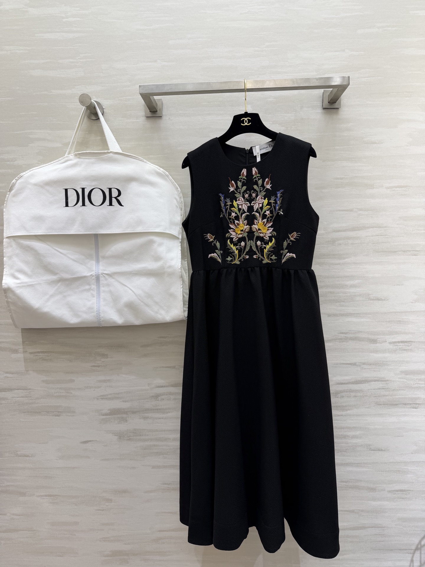NO:733144,#Dio new spring and summer heavy embroidered vest dress with exquisite floral embroidery, elegant and artistic!  The fabric is light and comfortable and the skirt is loose, perfect for spring and summer!  The embroidery details are super recognizable!  High-quality customization, available in stock first size S/M/L/XL (M size bust 90, waist 76, skirt length 118), dior, skirts,19860909#Dio春夏新款 重工刺绣背心连衣裙 精致花卉刺绣 优雅又有艺术感！面料轻盈舒适 裙摆宽松 春夏穿超合适！刺绣细节超有辨识度！高品质定制 现货首发sizeS/M/L/XL（M码胸围90,腰围76,裙长118）,,dior,skirts,,Women's clothing