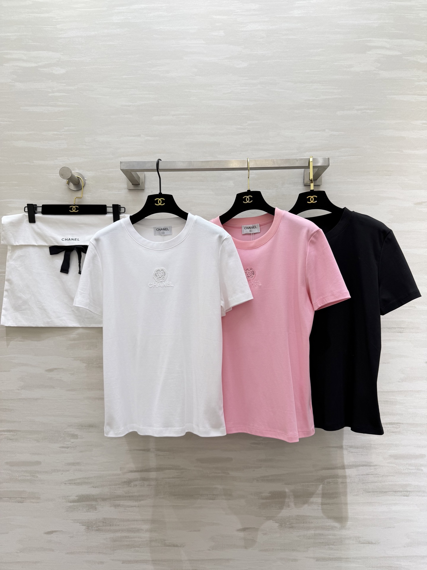 #Chane♡²⁶春夏新款 logo刺绣🪡重工钉珠短袖T恤 高品质定制 现货首发size：36/38/4