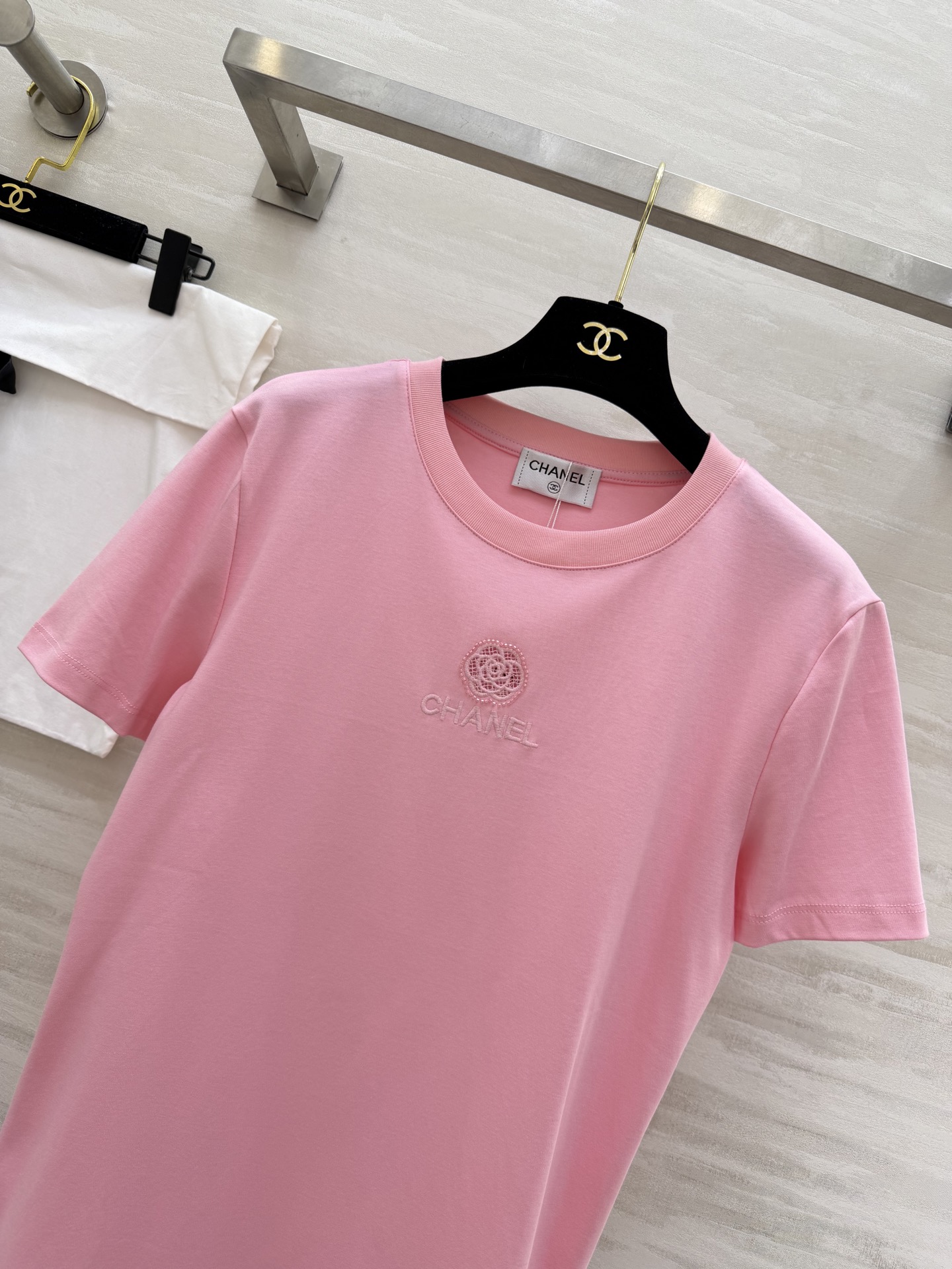 #Chane♡²⁶春夏新款 logo刺绣🪡重工钉珠短袖T恤 高品质定制 现货首发size：36/38/4