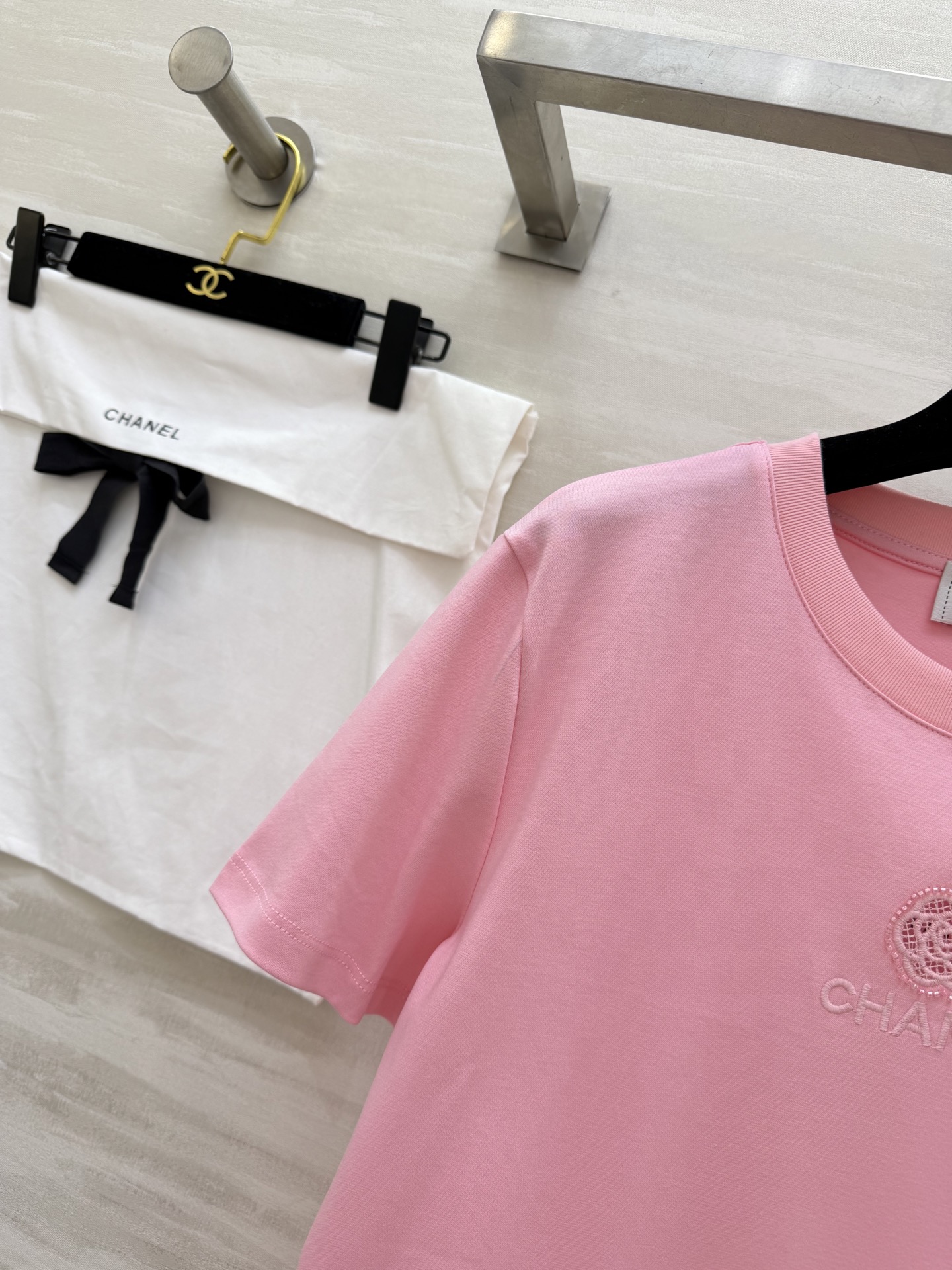 #Chane♡²⁶春夏新款 logo刺绣🪡重工钉珠短袖T恤 高品质定制 现货首发size：36/38/4