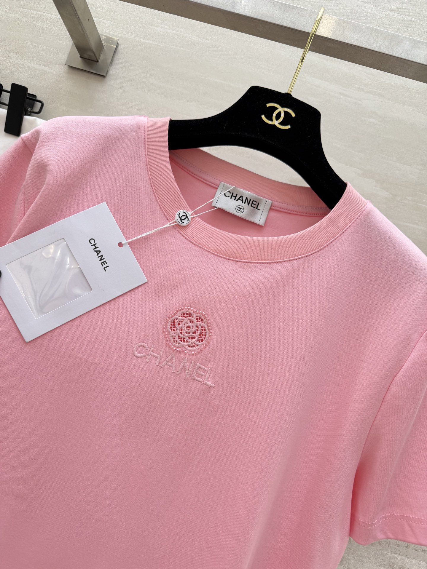 #Chane♡²⁶春夏新款 logo刺绣🪡重工钉珠短袖T恤 高品质定制 现货首发size：36/38/4