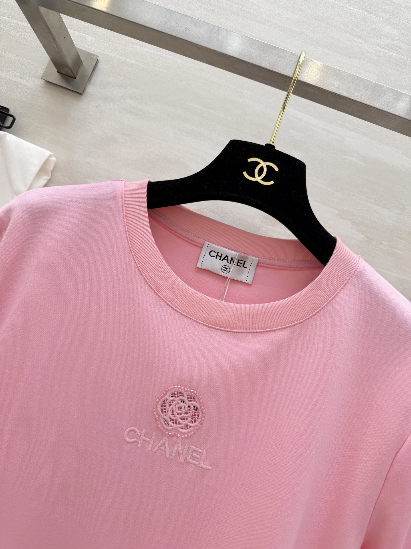 #Chane♡²⁶春夏新款 logo刺绣🪡重工钉珠短袖T恤 高品质定制 现货首发size：36/38/4