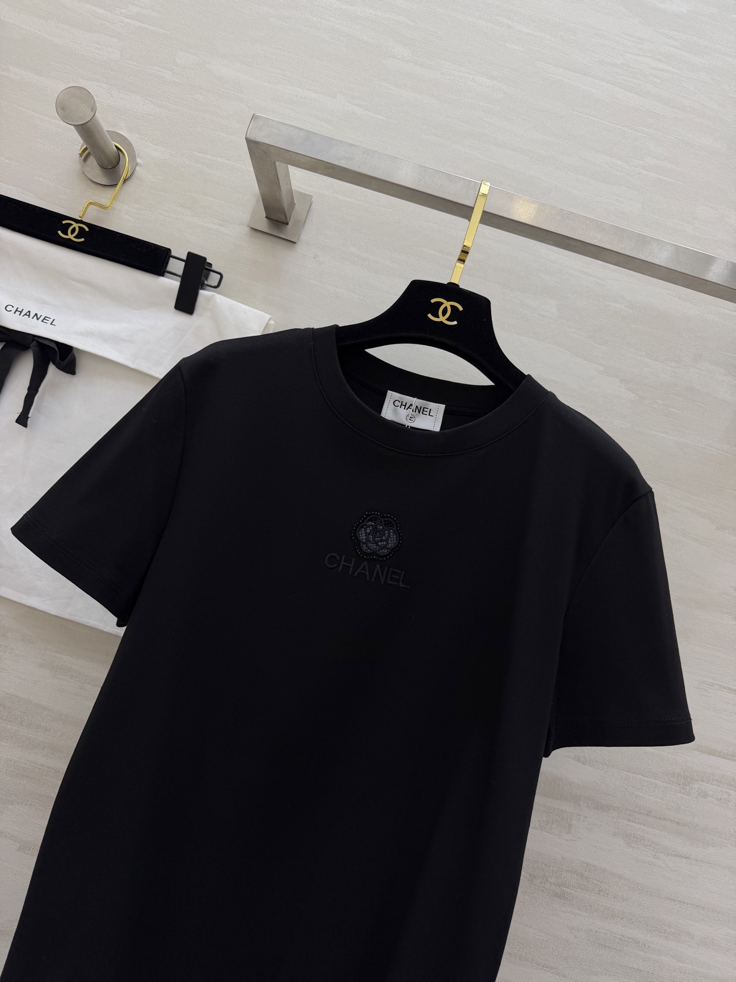 #Chane♡²⁶春夏新款 logo刺绣🪡重工钉珠短袖T恤 高品质定制 现货首发size：36/38/4