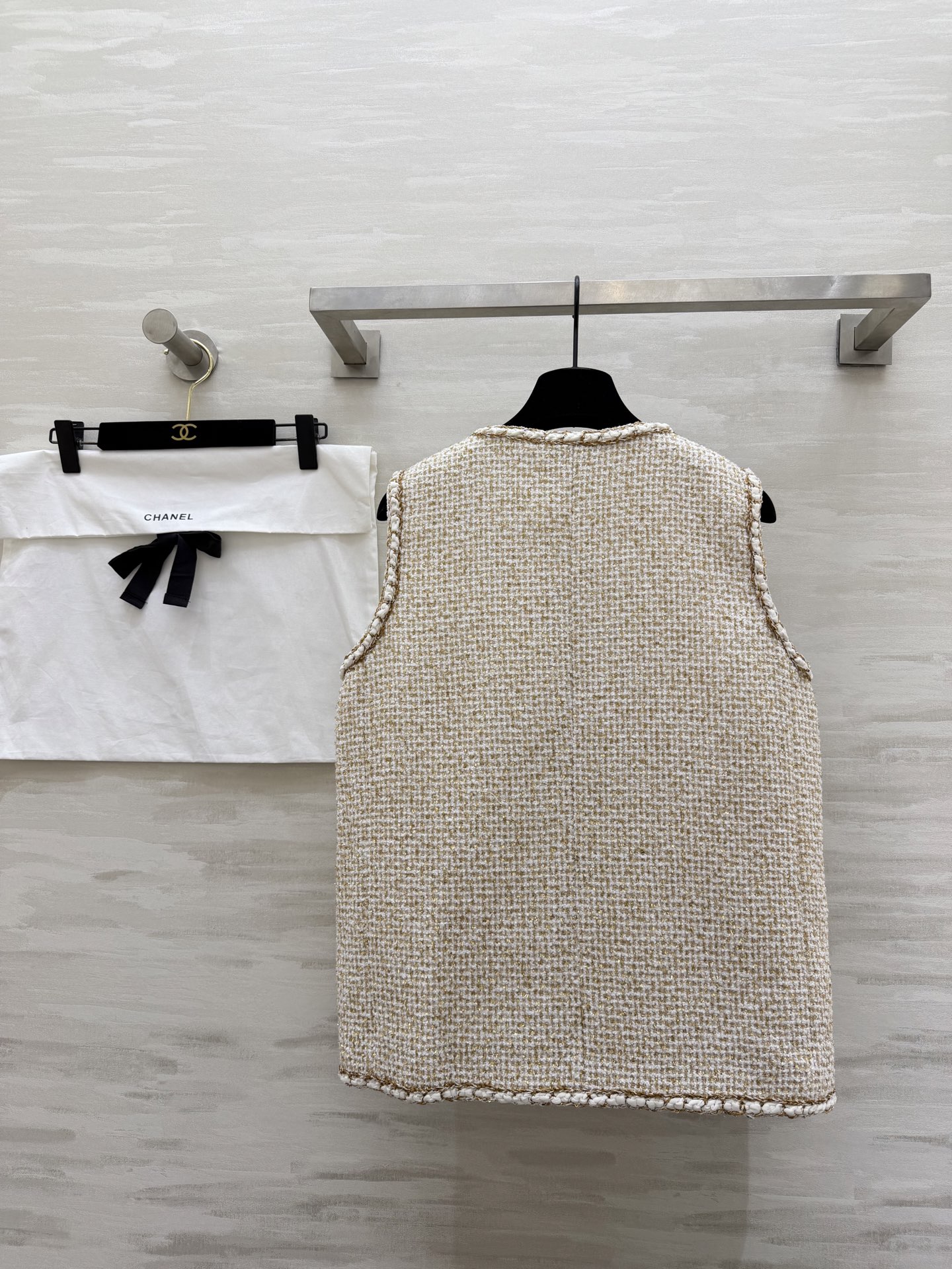 #Chane♡²⁶C 早春系列 金丝米白色马甲 粗花呢编织+金色丝线 低调奢华感满满！无袖V领设计 开模