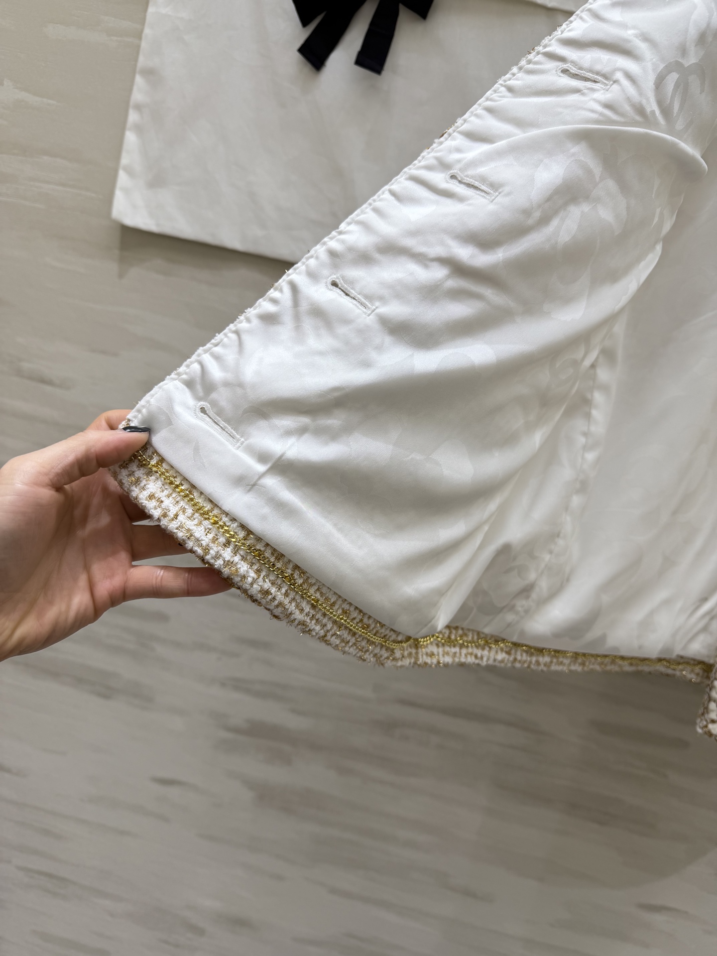 #Chane♡²⁶C 早春系列 金丝米白色马甲 粗花呢编织+金色丝线 低调奢华感满满！无袖V领设计 开模