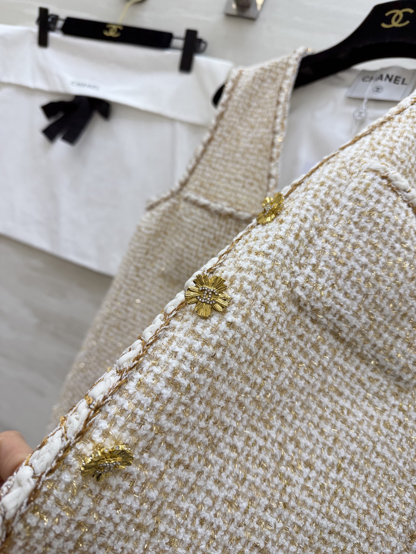 #Chane♡²⁶C 早春系列 金丝米白色马甲 粗花呢编织+金色丝线 低调奢华感满满！无袖V领设计 开模