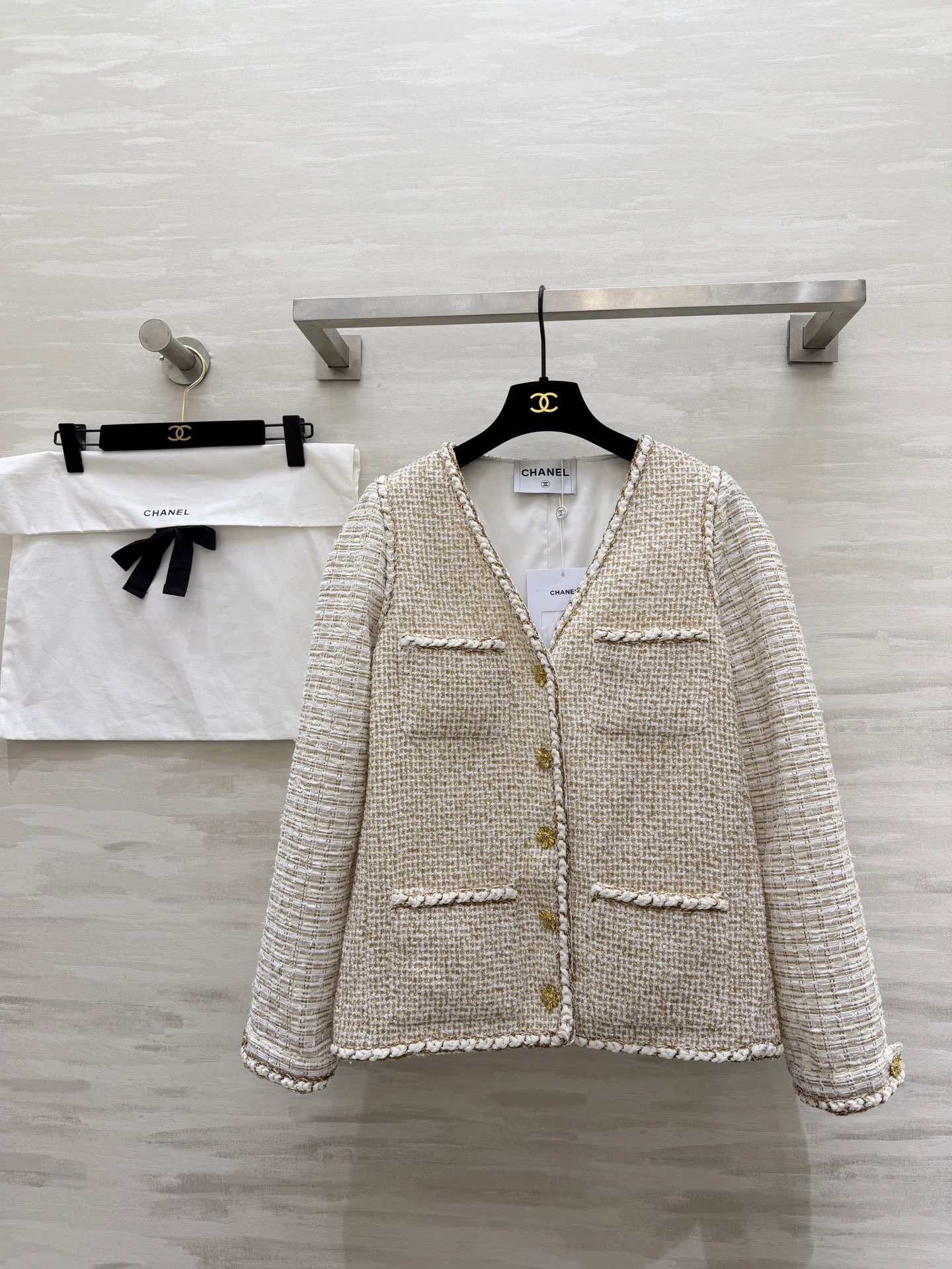 NO:733857,#ChaneC Early Spring Series Gold-colored off-white v-neck fake two-piece jacket, tweed weaving + golden silk thread, full of low-key luxury!  Sleeveless V-neck design. Customized molded gold petal buttons to embellished details. Elegant and exquisite. High-quality customization. Available in stock first size S/M/L (S size bust 94, length 60),,chanel,jackets & coats,19860909#ChaneC 早春系列 金丝米白色v领假两件外套 粗花呢编织+金色丝线 低调奢华感满满！无袖V领设计 开模定制金色花瓣纽扣点缀细节 优雅又精致 高品质定制 现货首发sizeS/M/L（s码胸围94,衣长60）,,chanel,jackets & coats,,Women's clothing