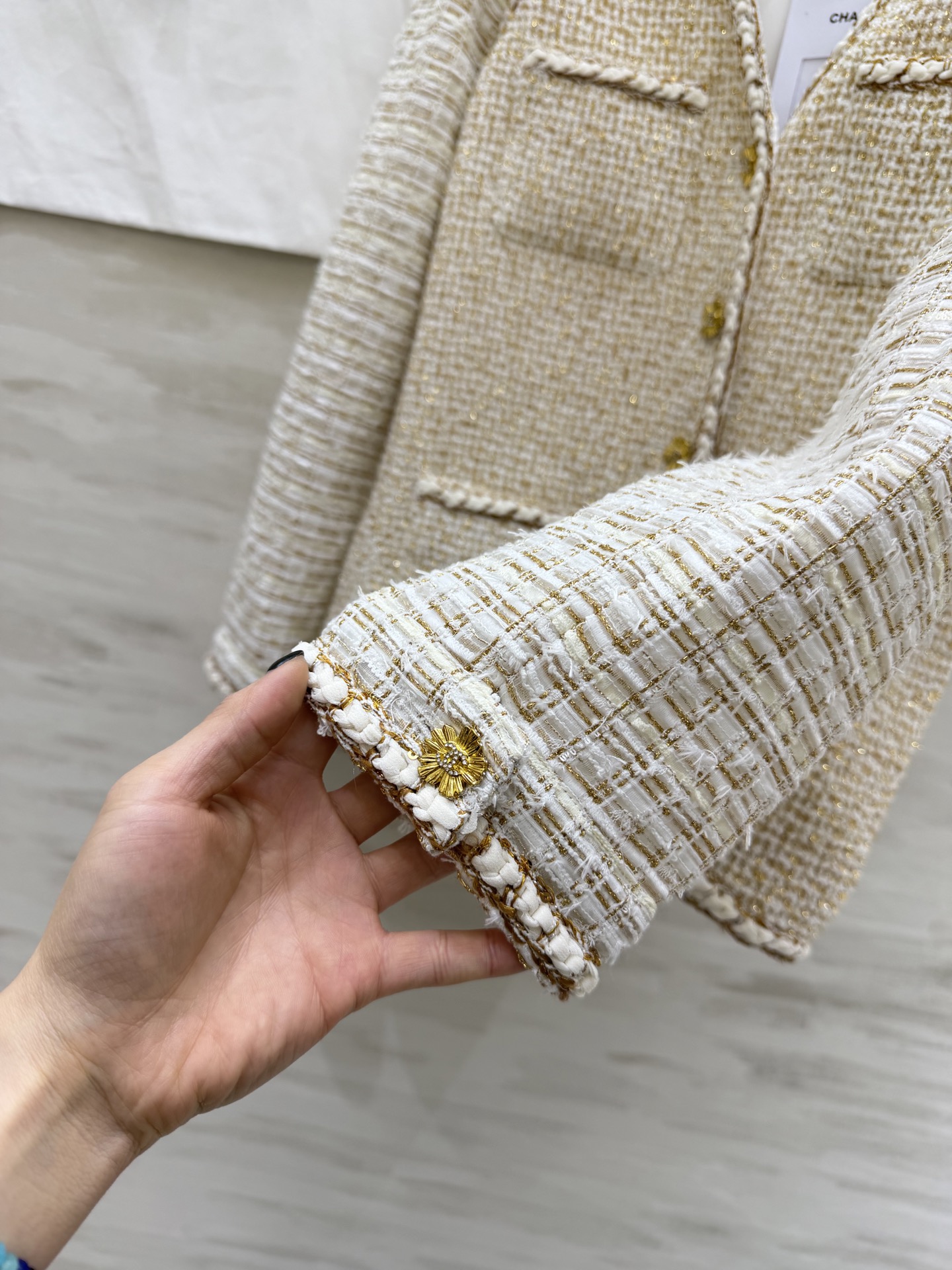 #Chane♡²⁶C 早春系列 金丝米白色v领假两件外套 粗花呢编织+金色丝线 低调奢华感满满！无袖V领