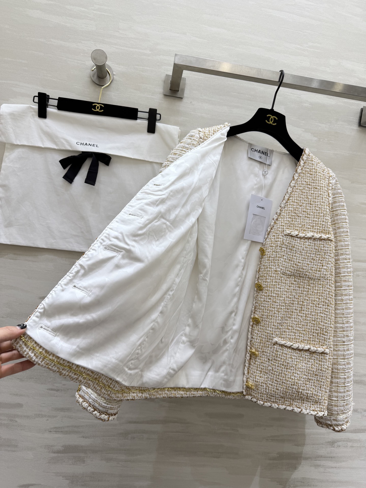 #Chane♡²⁶C 早春系列 金丝米白色v领假两件外套 粗花呢编织+金色丝线 低调奢华感满满！无袖V领