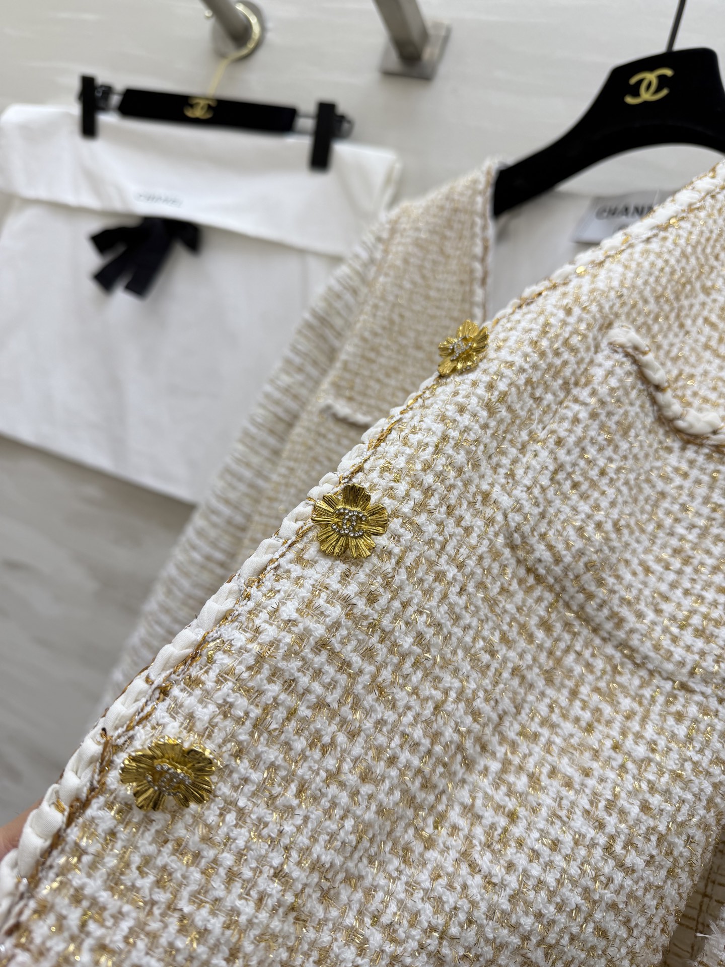 #Chane♡²⁶C 早春系列 金丝米白色v领假两件外套 粗花呢编织+金色丝线 低调奢华感满满！无袖V领