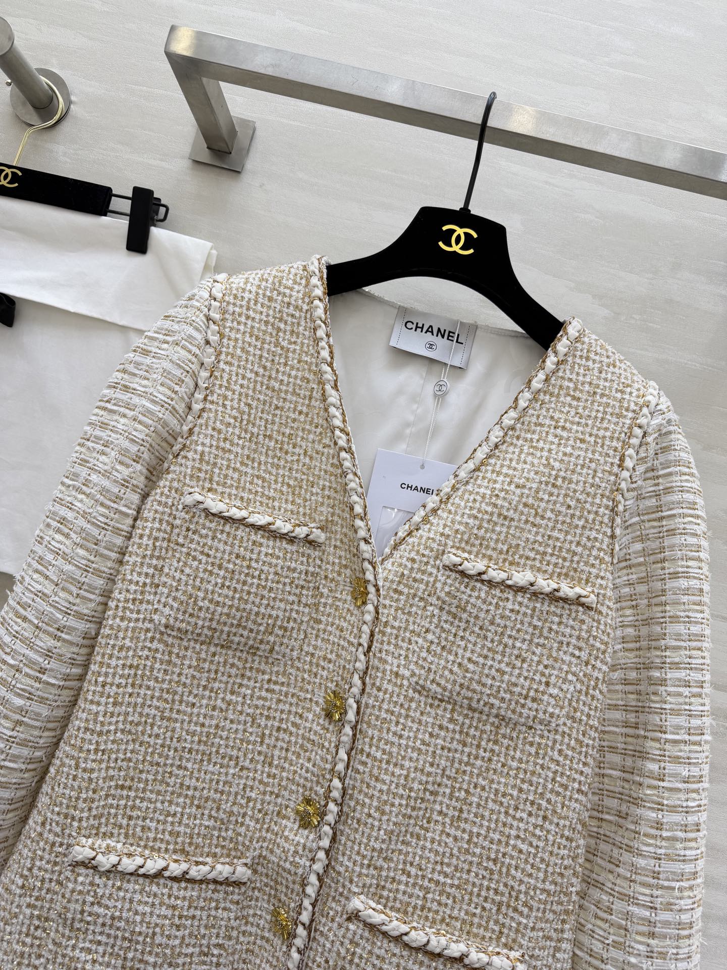 #Chane♡²⁶C 早春系列 金丝米白色v领假两件外套 粗花呢编织+金色丝线 低调奢华感满满！无袖V领