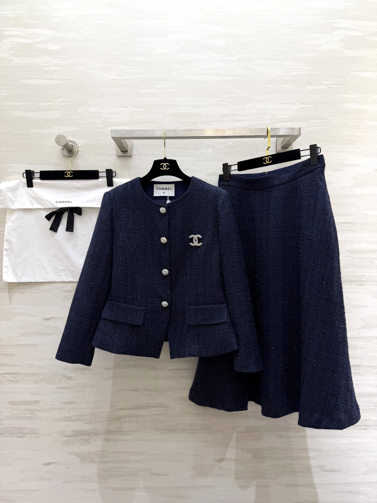 NO:733867,#Chane Early spring new style woven tweed suit skirt, delivery brooch, exquisite and high-end, three-dimensional tailoring version, elegant and delicate upper body, high quality customization, ready for sale, size 36/38/40/42 (size 38 shoulder width 37, bust 90, length 54, skirt waist 70, skirt length 76),,chanel,skirts,brooch,breastpin,19860909#Chane早春新款 编织花呢套装裙 配送胸针精致高级 立体剪裁版型上身优雅娇贵 高品质定制 现货首发size36/38/40/42（38码肩宽37,胸围90,衣长54,半裙腰围70,裙长76）,,chanel,skirts,brooch，breastpin,,Women's clothing