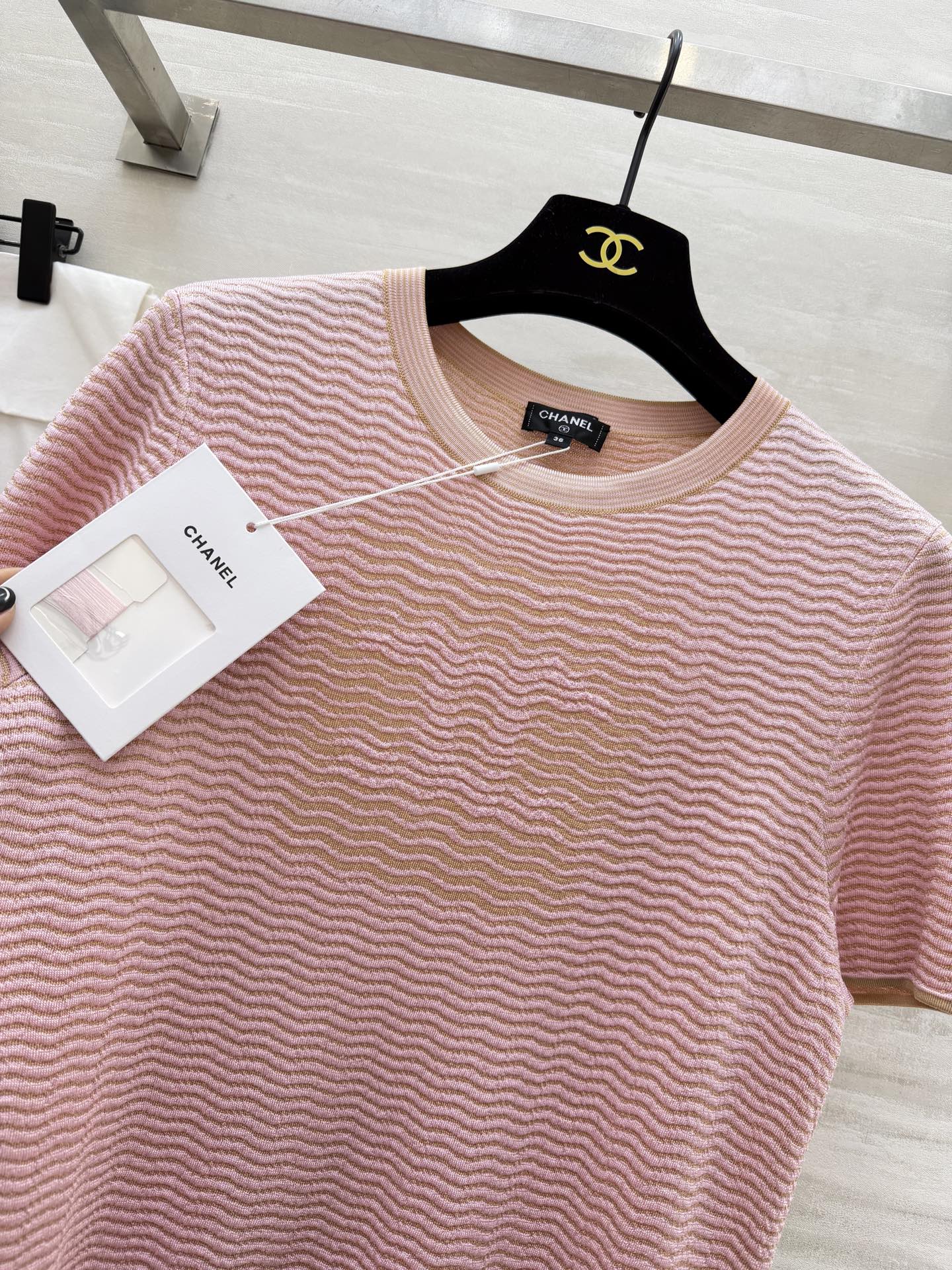 #Chane♡²⁶C 经典双C标识细条纹针织短袖 原版开发定制 高品质 现货首发size：36/38/4