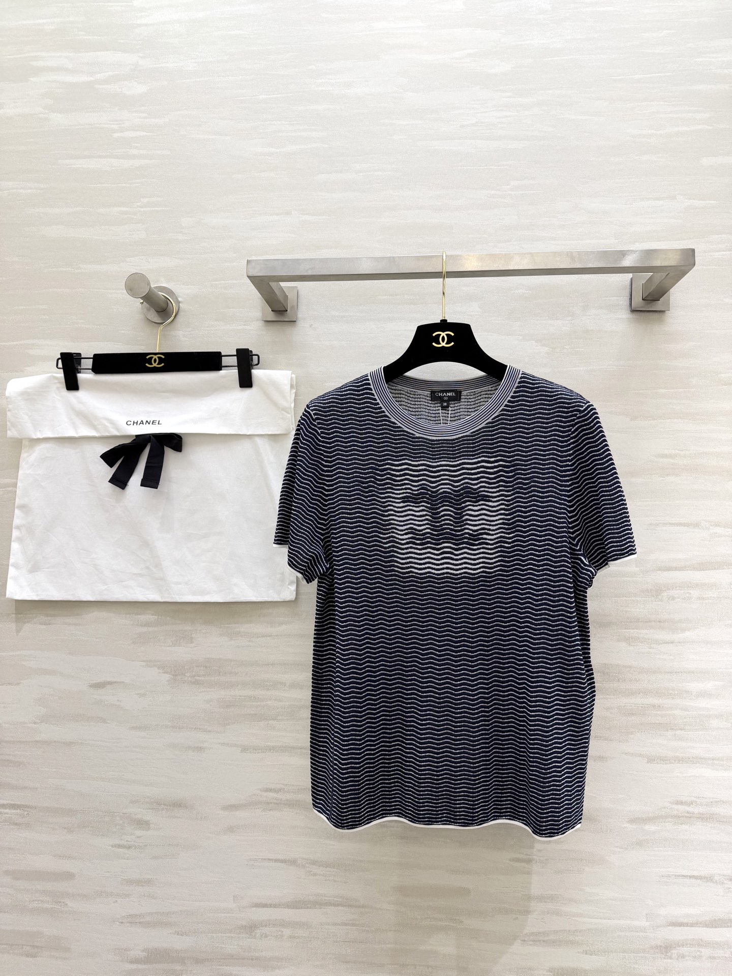 NO:733875,#ChaneC Classic Double C Logo Pinstripe Knitted Short Sleeves Original Development and Customization High Quality Available in Stock Size 36/38/40, Chanel, T-shirt,19860909#ChaneC 经典双C标识细条纹针织短袖 原版开发定制 高品质 现货首发size36/38/40,,chanel,T-shirt,,Women's clothing