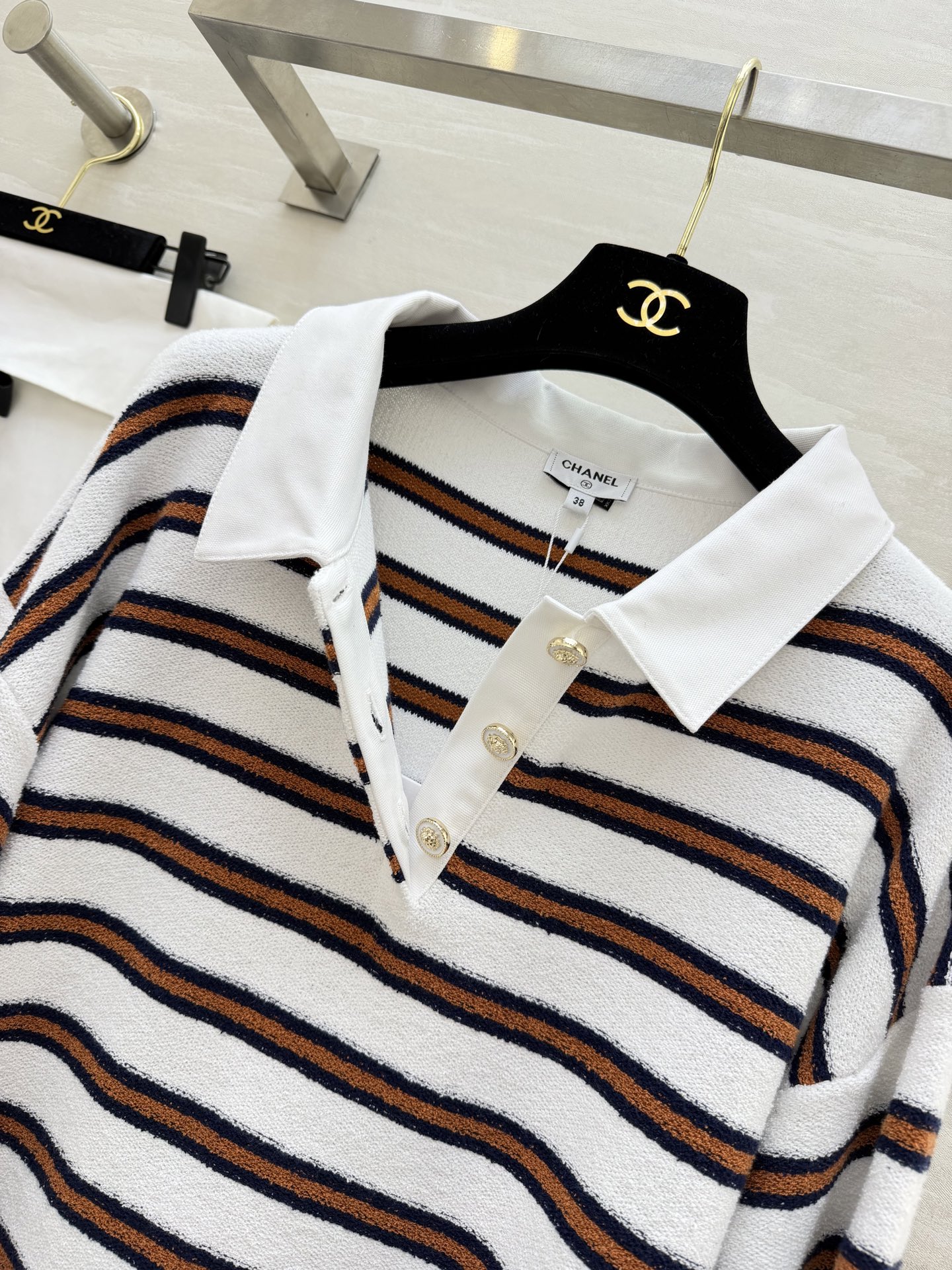 #Chane♡²⁶C早春度假系列条纹Polo衫 白色底配棕黑横条 学院风满满！针织面料柔软亲肤 宽松版型