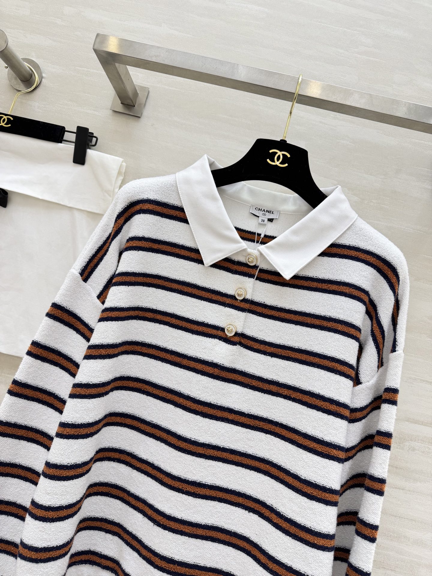 #Chane♡²⁶C早春度假系列条纹Polo衫 白色底配棕黑横条 学院风满满！针织面料柔软亲肤 宽松版型