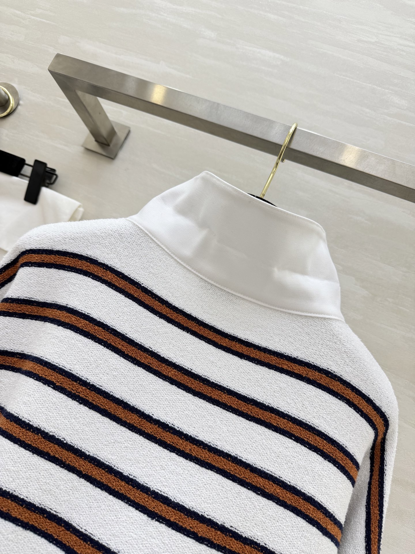 #Chane♡²⁶C早春度假系列条纹Polo衫 白色底配棕黑横条 学院风满满！针织面料柔软亲肤 宽松版型