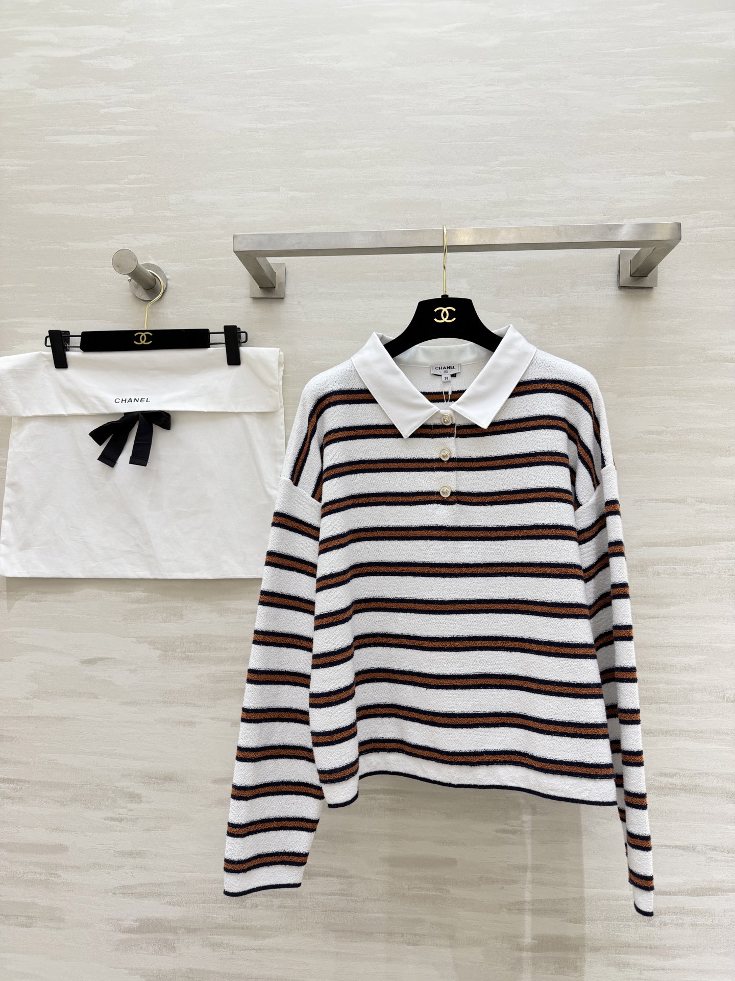 NO:733833,#ChaneC early spring vacation series striped Polo shirt, white bottom with brown and black horizontal stripes, full of college style!  The knitted fabric is soft and skin-friendly. The loose fit is super casual. It can be easily used in daily life or on vacation. Gold buttons + navy collar design. Exquisite details and texture online. Original development and customization. Ready stock first size 36/38/40,,chanel,19860909#ChaneC早春度假系列条纹Polo衫 白色底配棕黑横条 学院风满满！针织面料柔软亲肤 宽松版型超显随性 日常或度假都能轻松驾驭 金色纽扣+海军领设计 细节精致,质感在线 原版开发定制 现货首发size36/38/40,,chanel,,Women's clothing