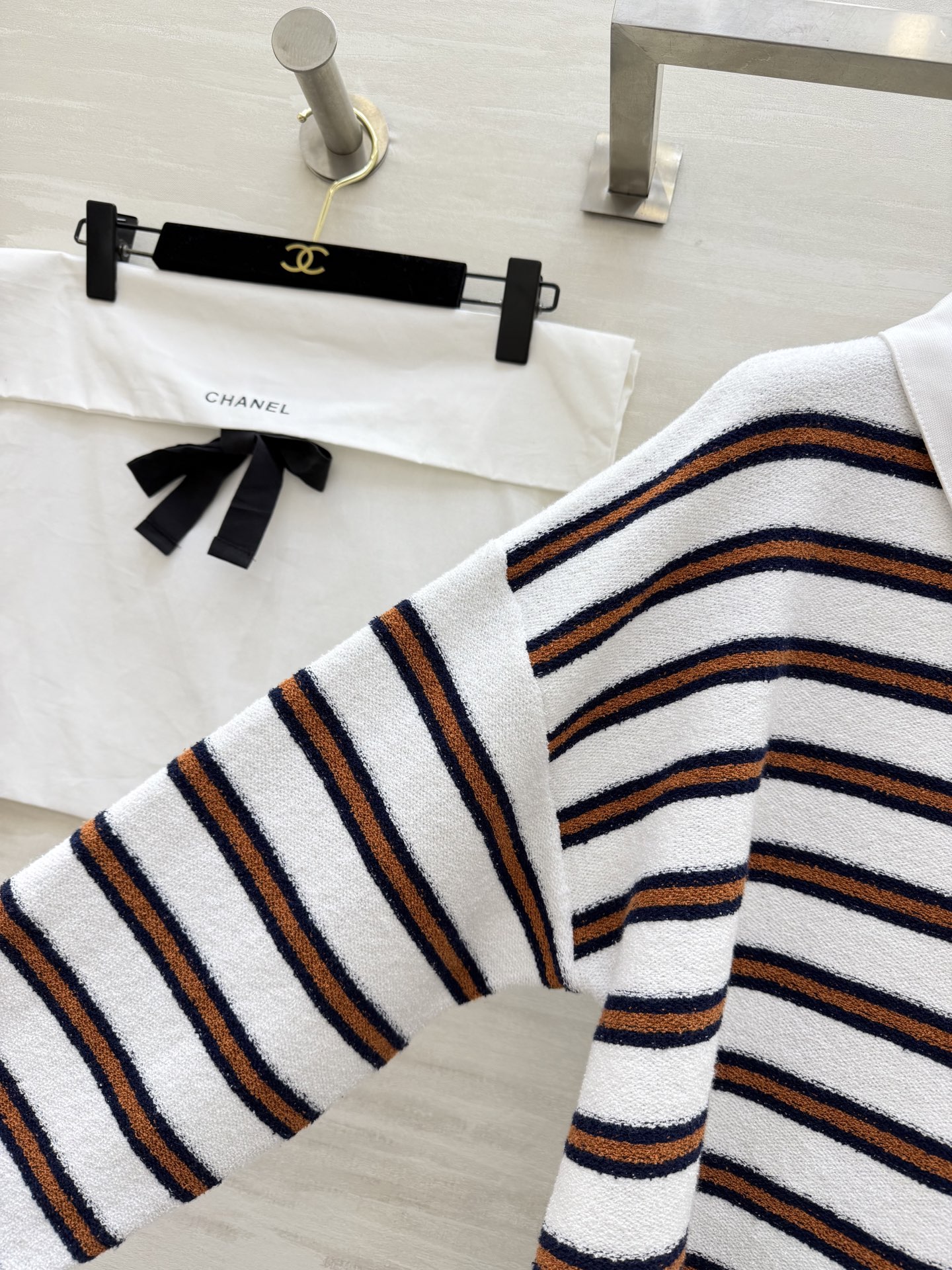 #Chane♡²⁶C早春度假系列条纹Polo衫 白色底配棕黑横条 学院风满满！针织面料柔软亲肤 宽松版型