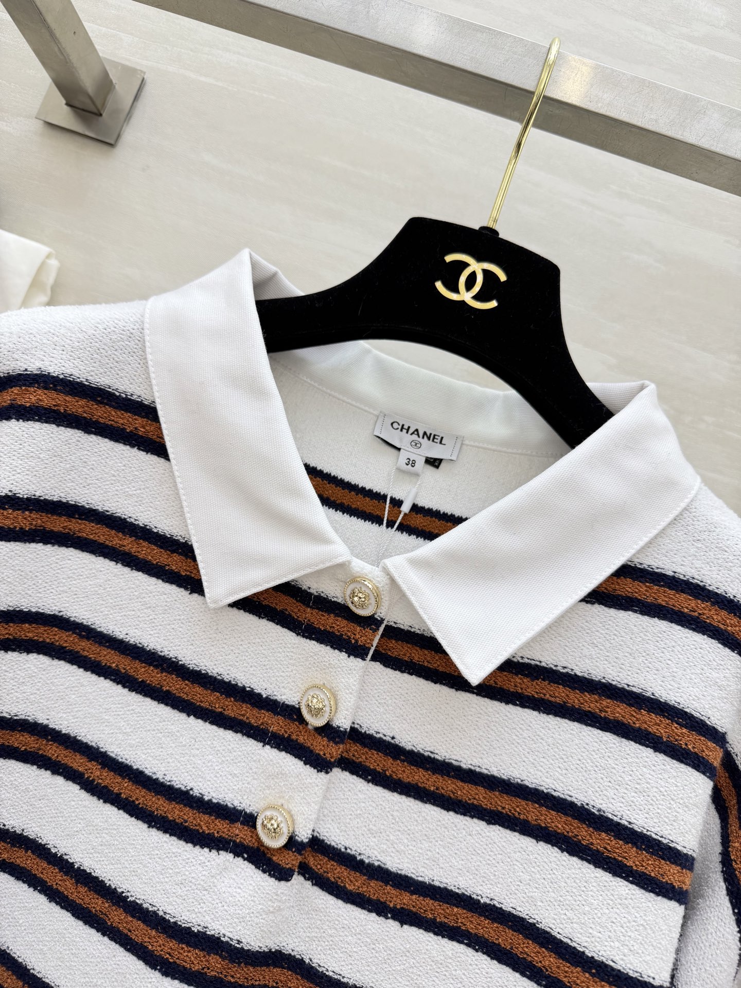 #Chane♡²⁶C早春度假系列条纹Polo衫 白色底配棕黑横条 学院风满满！针织面料柔软亲肤 宽松版型