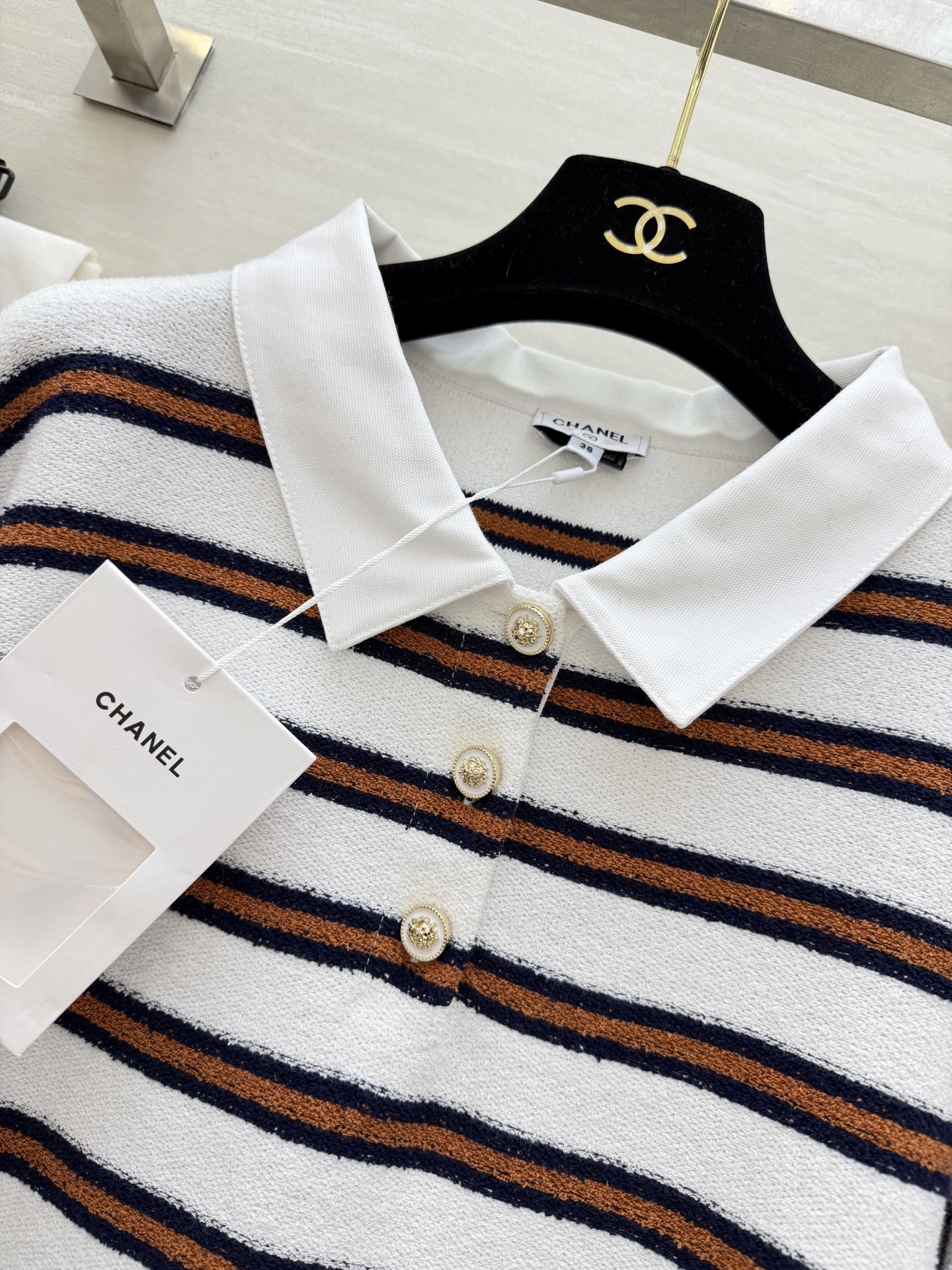 #Chane♡²⁶C早春度假系列条纹Polo衫 白色底配棕黑横条 学院风满满！针织面料柔软亲肤 宽松版型