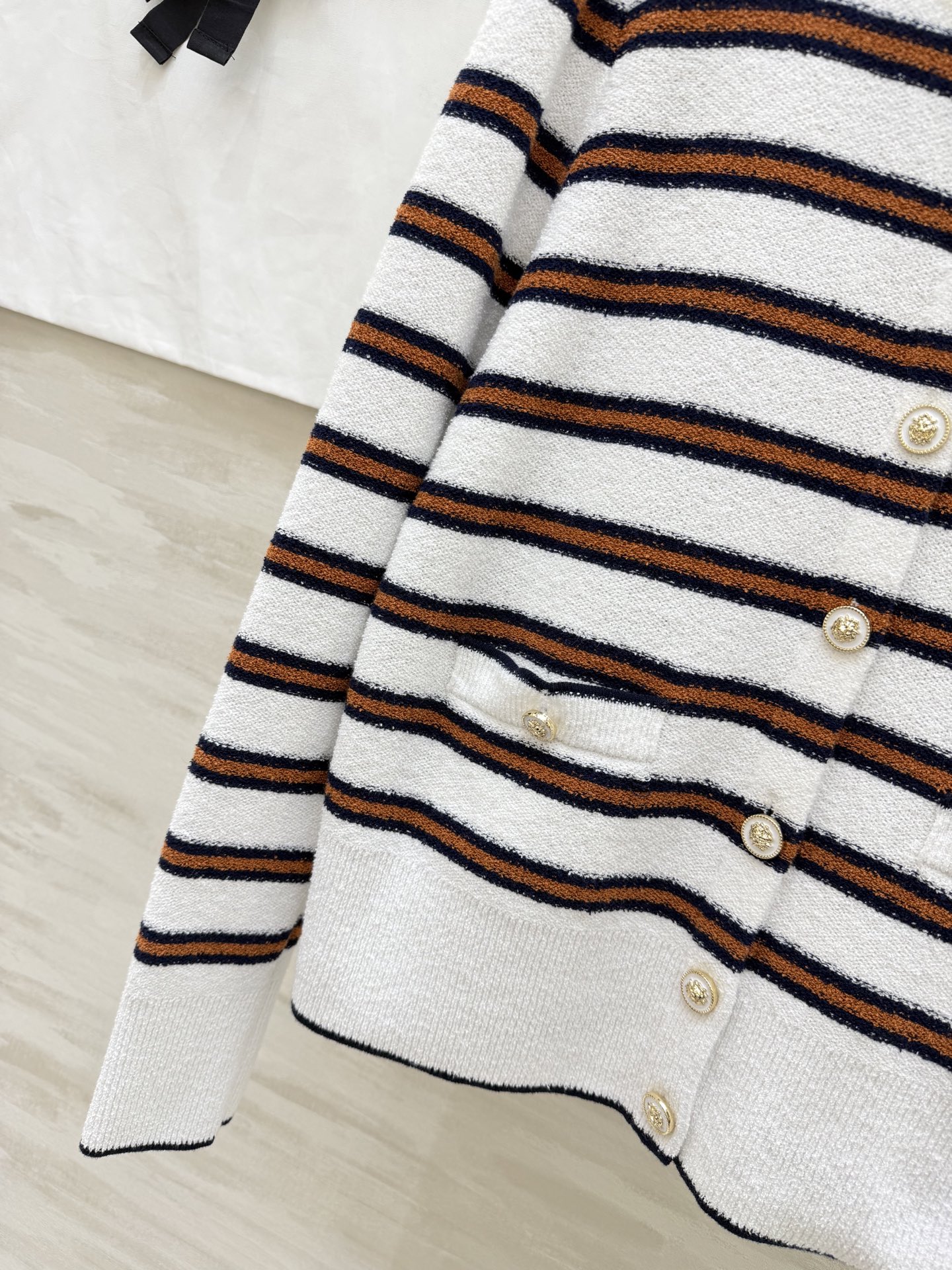 #Chane♡²⁶C早春度假系列条纹针织开衫 白色底配棕黑横条 学院风满满！针织面料柔软亲肤 宽松版型超