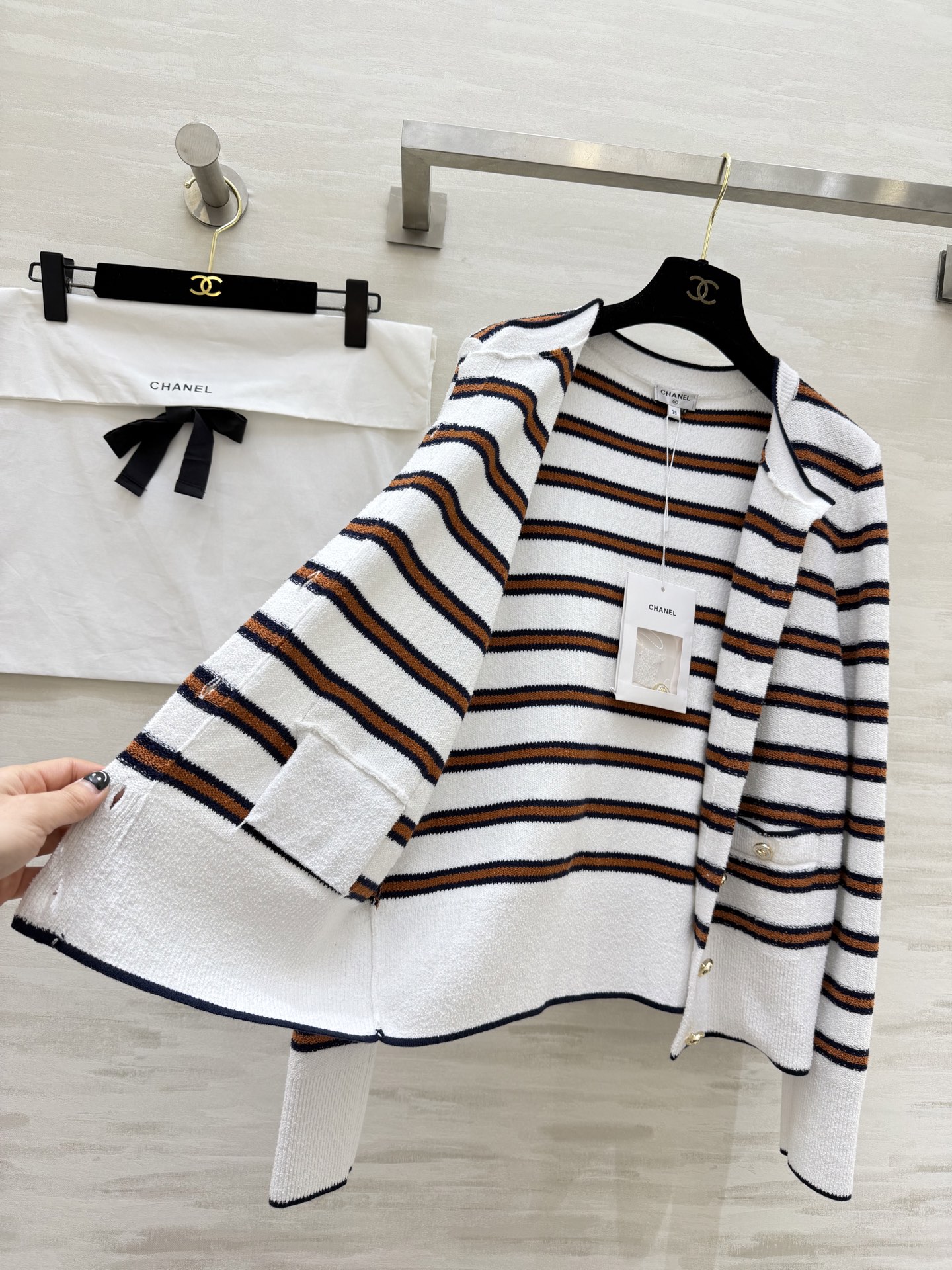 #Chane♡²⁶C早春度假系列条纹针织开衫 白色底配棕黑横条 学院风满满！针织面料柔软亲肤 宽松版型超