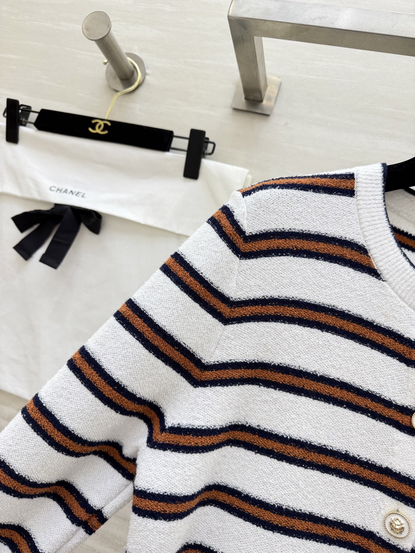 #Chane♡²⁶C早春度假系列条纹针织开衫 白色底配棕黑横条 学院风满满！针织面料柔软亲肤 宽松版型超