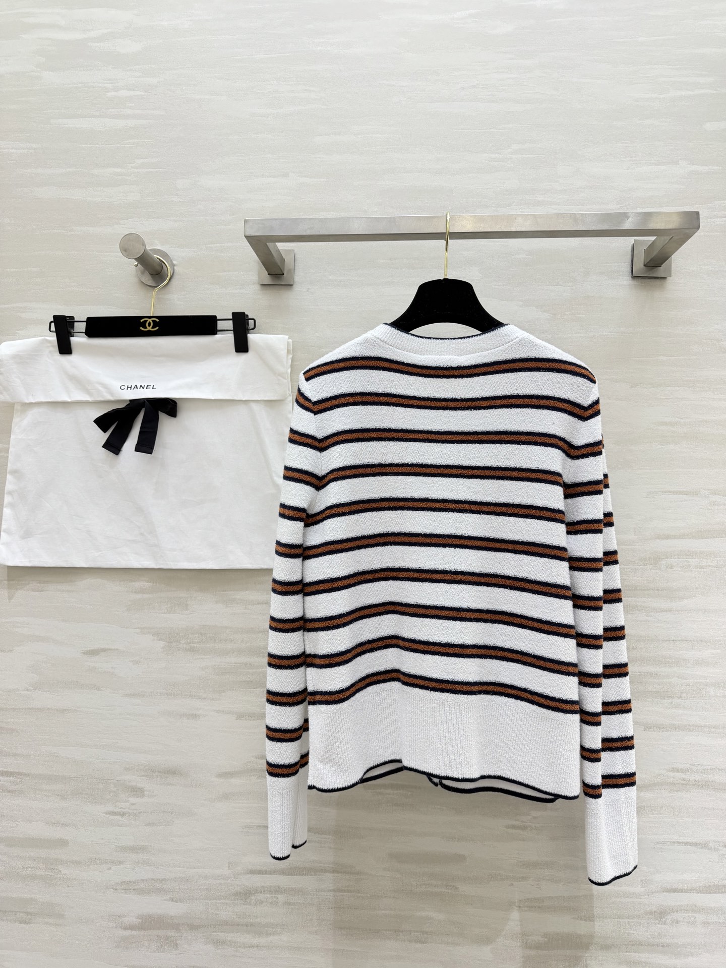 #Chane♡²⁶C早春度假系列条纹针织开衫 白色底配棕黑横条 学院风满满！针织面料柔软亲肤 宽松版型超