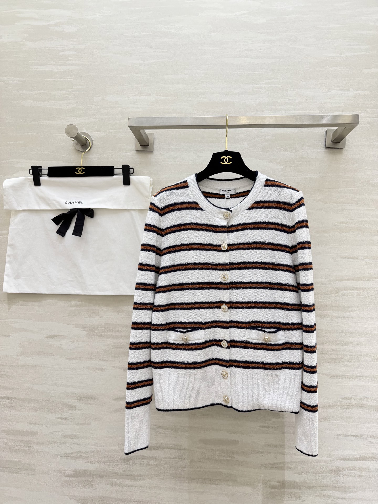 NO:733843,#ChaneC early spring vacation series striped knitted cardigan, white bottom with brown and black horizontal stripes, full of college style!  The knitted fabric is soft and skin-friendly. The loose fit is super casual. It can be easily used in daily life or on vacation. The gold buttons have exquisite details. The texture is online. Original development and customization. Ready for sale. Size 36/38/40,,chanel,19860909#ChaneC早春度假系列条纹针织开衫 白色底配棕黑横条 学院风满满！针织面料柔软亲肤 宽松版型超显随性 日常或度假都能轻松驾驭 金色纽扣细节精致 质感在线 原版开发定制 现货首发size36/38/40,,chanel,,Women's clothing