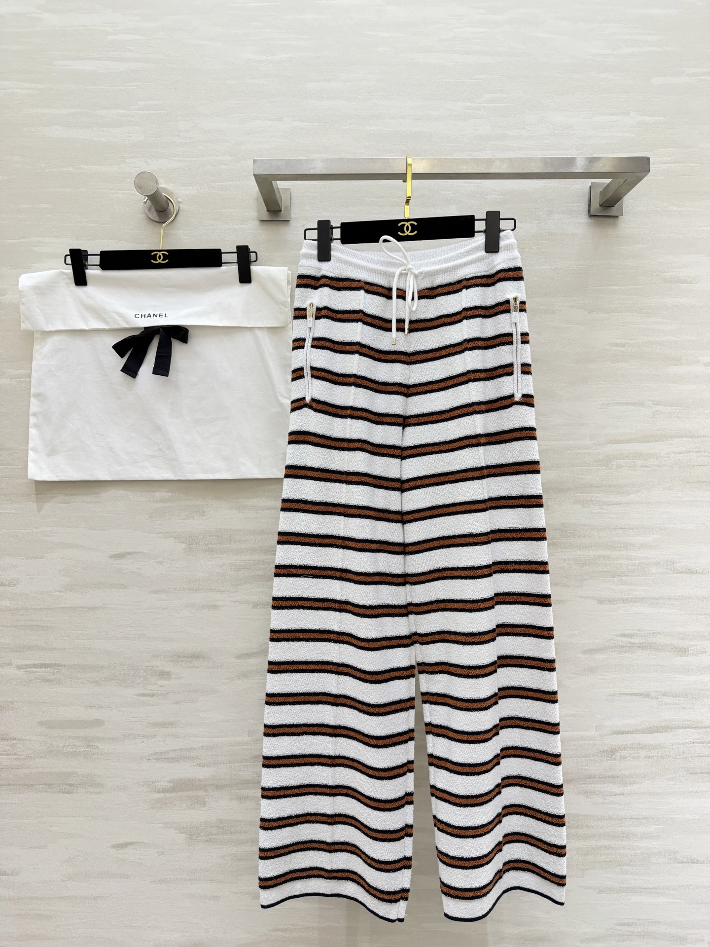 NO:733848,#ChaneC early spring vacation series striped knitted high-waisted wide-leg pants. Soft knitted material. Comfortable and fashionable. Classic stripes. Contrasting color design. Full of casual vacation atmosphere. High-waisted wide-leg pants slim and modify the legs. Pair with straw hat or simple accessories. Easily get elegant and casual wear. Suitable for daily outings, vacations, and photo shoots. Original development. High-quality customization. Ready-made first release size 36/38/40,,chanel,hats,19860909#ChaneC早春度假系列条纹针织高腰阔腿裤 柔软针织材质 舒适又时髦 经典条纹 撞色设计 休闲度假氛围感拉满 高腰阔腿裤显瘦修饰腿型 搭配草帽或简约配饰 轻松get优雅随性穿搭 日常出街、度假、拍照都超适合 原版开发 高品质定制 现货首发size36/38/40,,chanel,hats,,Women's clothing