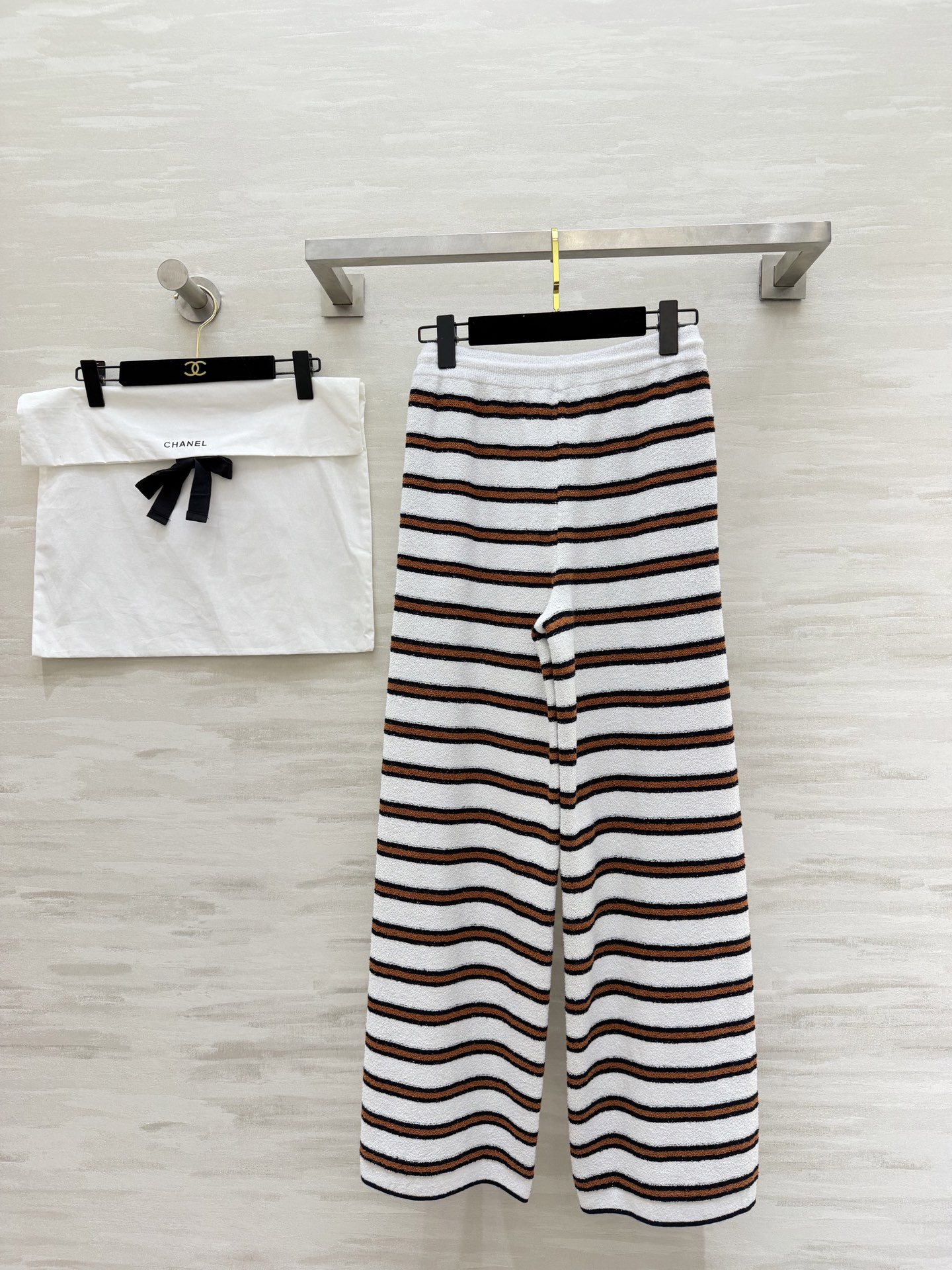 #Chane♡²⁶C早春度假系列条纹针织高腰阔腿裤 柔软针织材质 舒适又时髦 经典条纹 撞色设计 休闲度