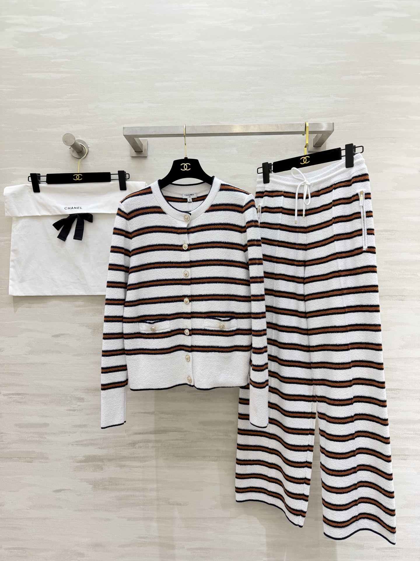 #Chane♡²⁶C早春度假系列条纹针织高腰阔腿裤 柔软针织材质 舒适又时髦 经典条纹 撞色设计 休闲度