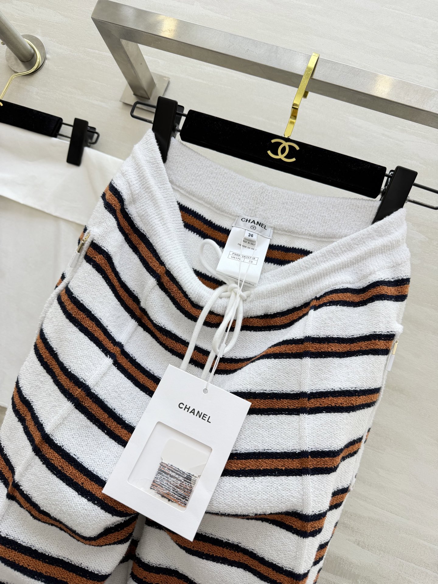 #Chane♡²⁶C早春度假系列条纹针织高腰阔腿裤 柔软针织材质 舒适又时髦 经典条纹 撞色设计 休闲度