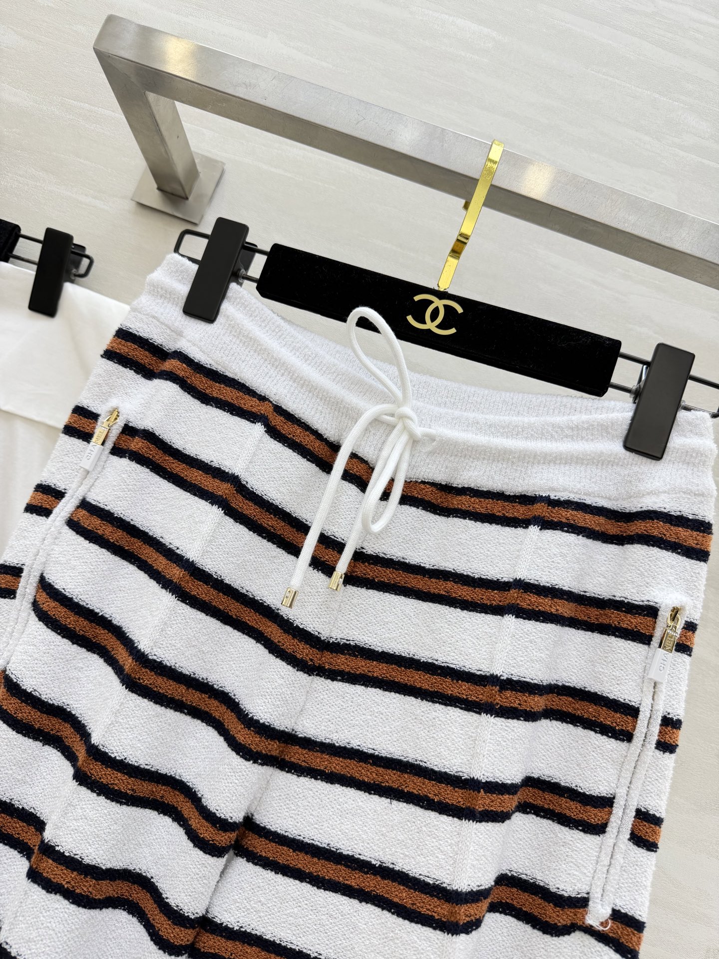 #Chane♡²⁶C早春度假系列条纹针织高腰阔腿裤 柔软针织材质 舒适又时髦 经典条纹 撞色设计 休闲度